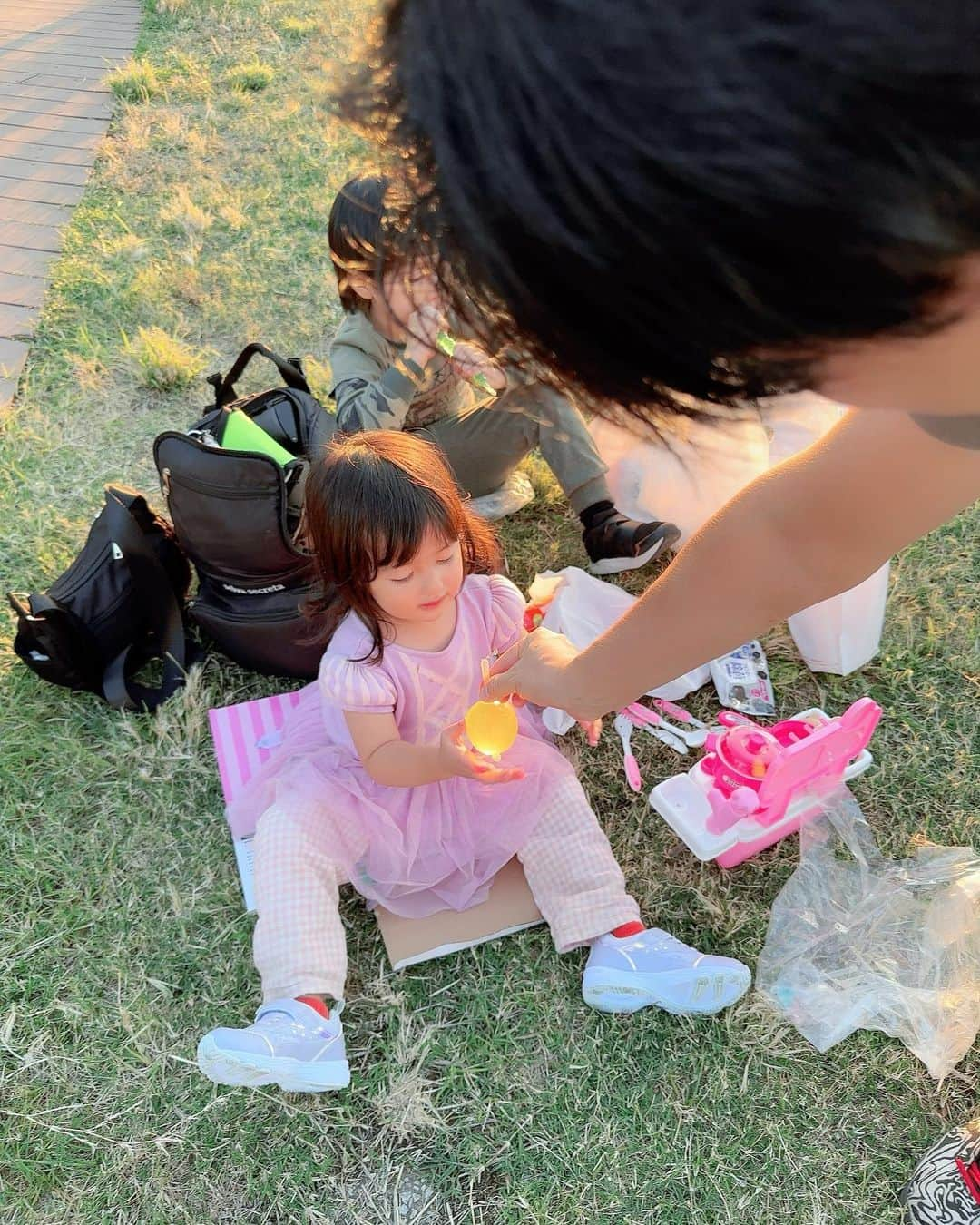 川崎希のインスタグラム：「Picnic 🧺  駄菓子屋さんでおやつと 100均でおもちゃを買って 海を見ながらピクニック☀️  カゲトラが『1番最高な日だ〜』と言ってたのが嬉しかった💕  試験終わったからひさびさにゆっくりお出かけ出来て幸せすぎた🤍  お天気もよくて過ごしやすくて ピクニック日和でしたぁ😋  #picnic  #駄菓子　#カゲトラはゴールドが大好きだからゴールドのチョコ🍫」