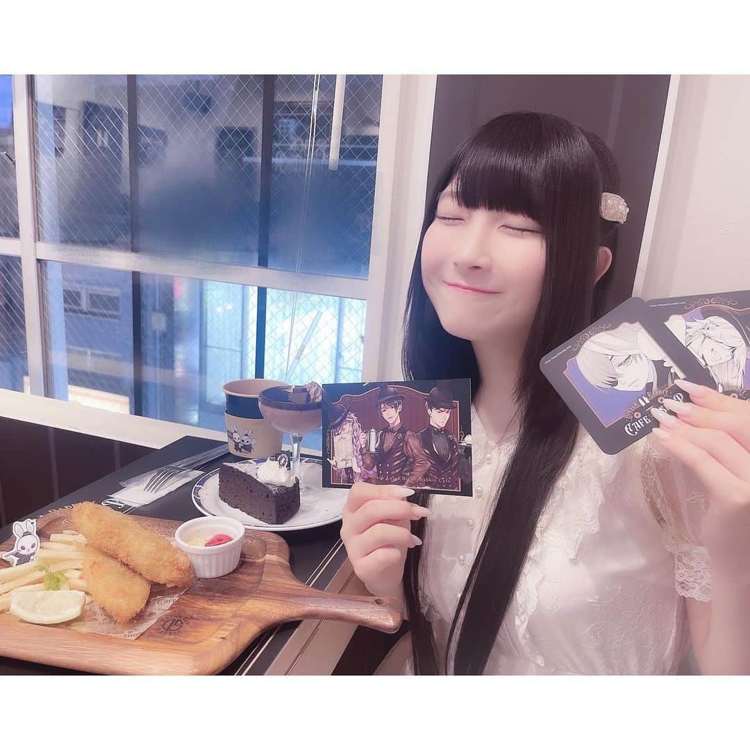 櫻井ももさんのインスタグラム写真 - (櫻井ももInstagram)「‪❤︎︎  ビターラビットカフェ🐇‪🖤⸒⸒ 行ってきたの〜( *´ `)♡  コラボカフェとかそんなにたくさん行ったことなかったから メニューみてるだけでウキウキしたし 作品愛に溢れたお客さんでいっぱいなのも いい空間だな〜って新鮮な気持ちでした💗💗💗  ビターラビットちゃんもゲットできてっっしあわせ🐰‪❤︎︎  ももきゅん、黒執事シリーズがだ〜いすきで 来年はじまるアニメ、と〜ってもたのしみなんだぁ🤍🤍🤍 マンガも読み直すぞ〜っ❤️‍🔥  みんなもオススメの作品があったら、コメントで教えてね🩷  #黒執事 🫶🏻 #ノイミー #きゅんかわ」10月16日 21時57分 - sakurai_momo_