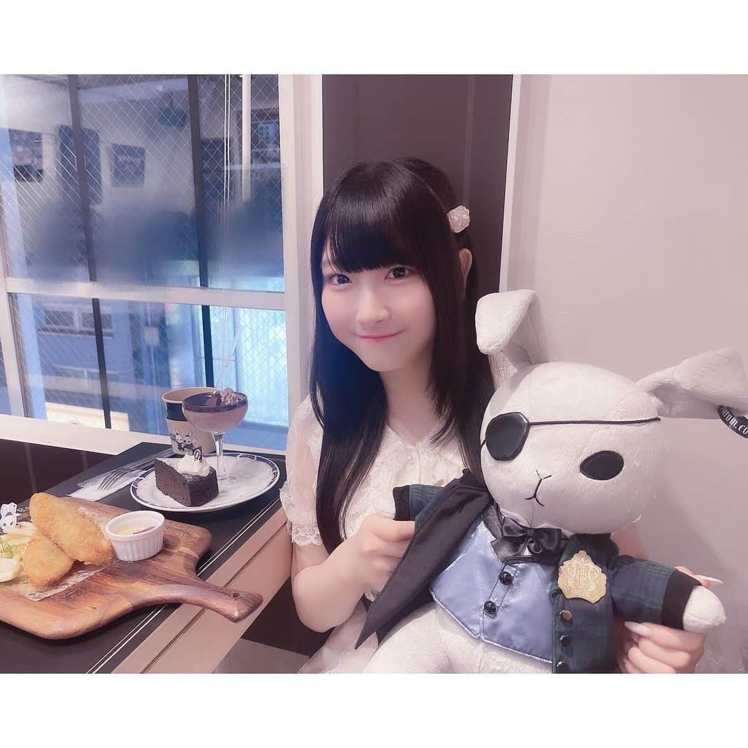 櫻井もものインスタグラム：「‪❤︎︎  ビターラビットカフェ🐇‪🖤⸒⸒ 行ってきたの〜( *´ `)♡  コラボカフェとかそんなにたくさん行ったことなかったから メニューみてるだけでウキウキしたし 作品愛に溢れたお客さんでいっぱいなのも いい空間だな〜って新鮮な気持ちでした💗💗💗  ビターラビットちゃんもゲットできてっっしあわせ🐰‪❤︎︎  ももきゅん、黒執事シリーズがだ〜いすきで 来年はじまるアニメ、と〜ってもたのしみなんだぁ🤍🤍🤍 マンガも読み直すぞ〜っ❤️‍🔥  みんなもオススメの作品があったら、コメントで教えてね🩷  #黒執事 🫶🏻 #ノイミー #きゅんかわ」