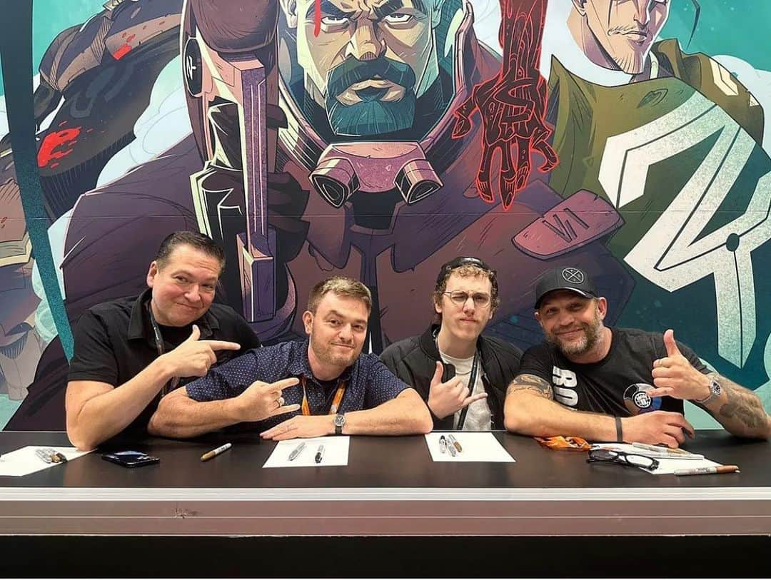 トム・ハーディさんのインスタグラム写真 - (トム・ハーディInstagram)「Frank T, Scott and Ryan “Arcbound” Comicon NY @frank.tieri @ryansmallman @ssnyder1835 @arcbounduniverse」10月16日 21時57分 - tomhardy