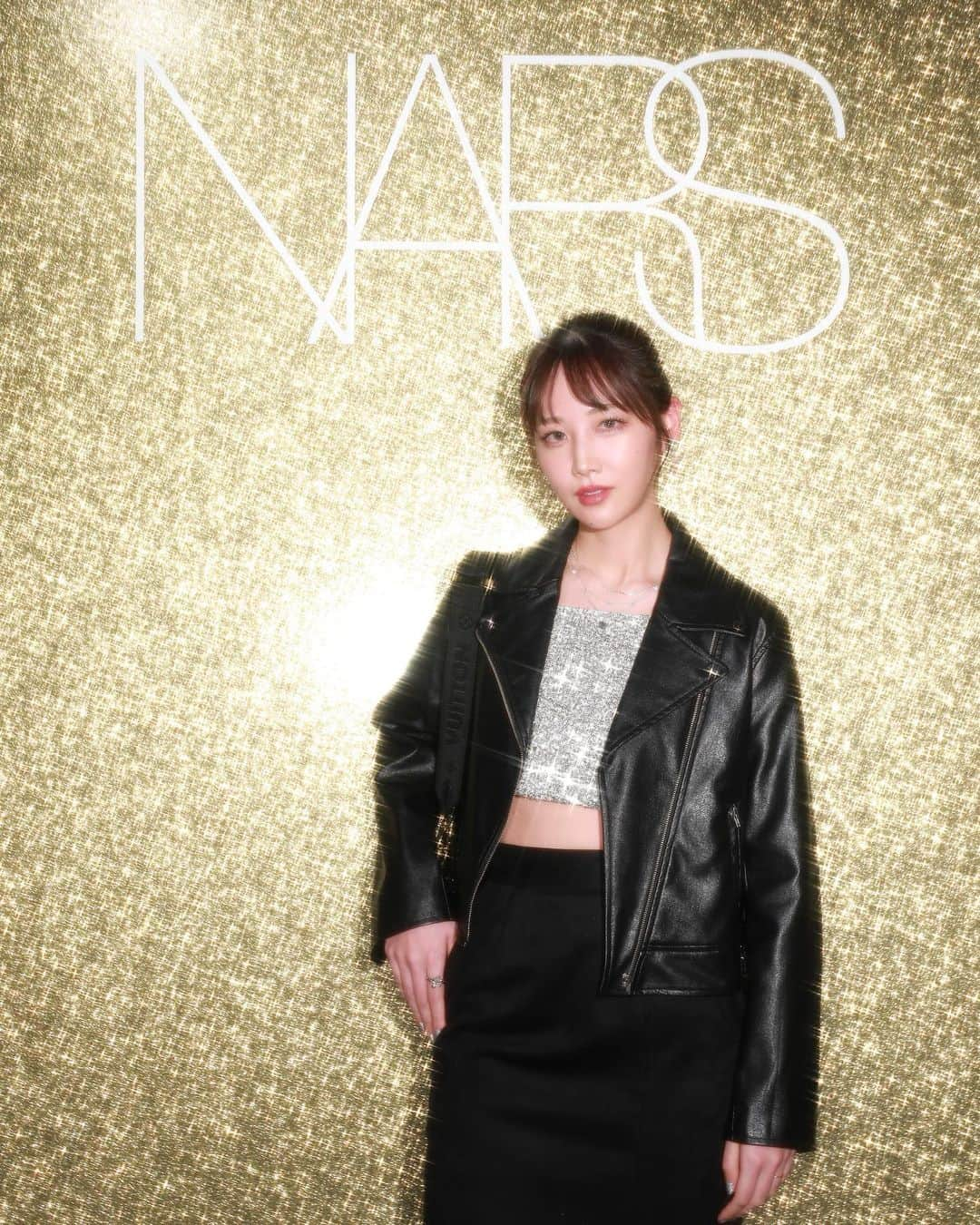 サラのインスタグラム：「NARS(@narscosmeticsjapan)のホリデーコレクションパーティーに行ってきた🎉  パケも中身もキラキラでかわいすぎ！！  ドレスコードがスパークルだったので引きこもりのコスメヲタ、久々に頑張ったんだけどどう？？…😂  #nars #SPARKTHEPARTY #ナーズ #narscosmetics #クリスマスコフレ #クリスマスコフレ2023」