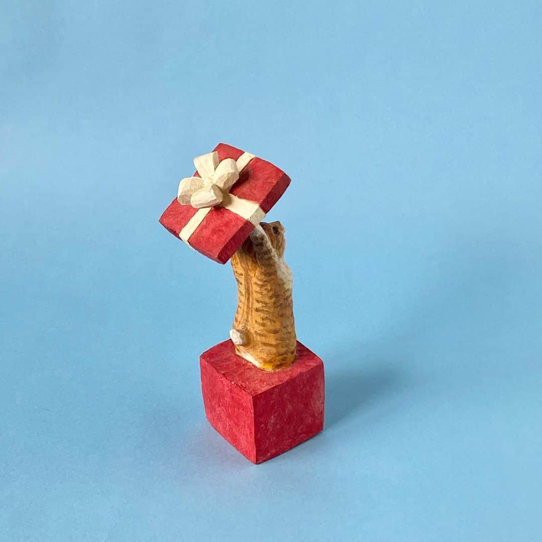 花房さくらさんのインスタグラム写真 - (花房さくらInstagram)「ハロウィンもまだだけど、早くクリスマスツリーを出したくてたまらない。 もう脳内でジングルベルが流れている。  (画像は5年くらい前の作品)  #cat #sculpture #hanafusasakura」10月16日 21時59分 - sakura_hanafusa
