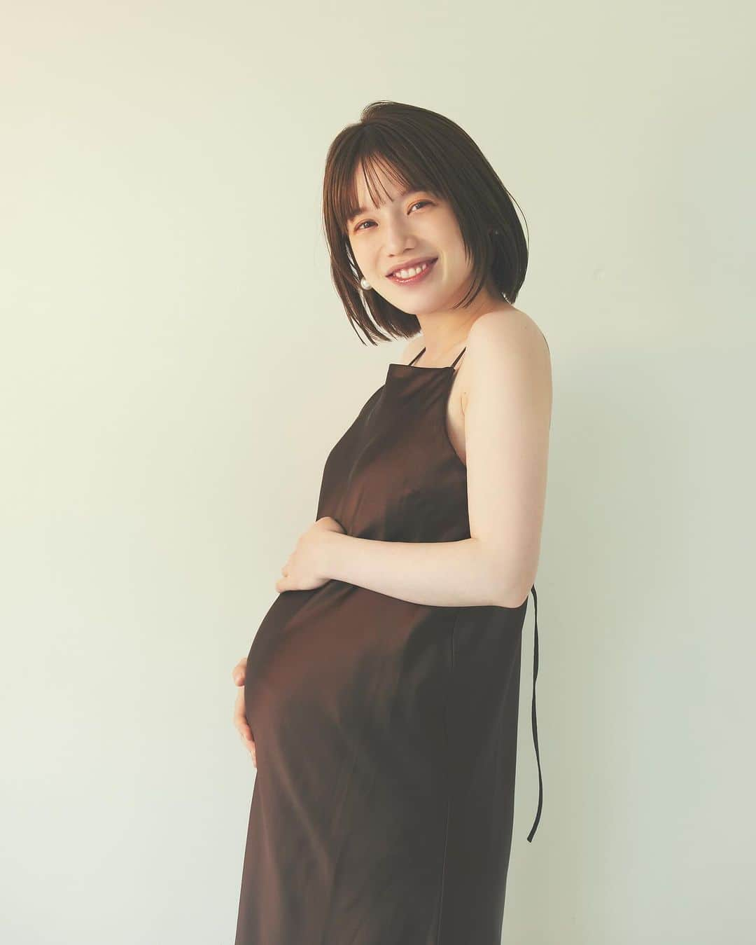 谷口翠彩さんのインスタグラム写真 - (谷口翠彩Instagram)「👶🏻🤰🏼💛📸  for  @hironaka_ayaka   📸Photo： @takashi_yoshida_   💄👗hm / styling ： @xxmido_txx   " 今しかない大切な瞬間 "  撮り納めたほうがいいよー！なんて いつも綾香さんのヘア💇🏻‍♀️をしている私の親友 @cyorobinthkey  と 綾香さん @hironaka_ayaka  と話をしていて。 （しかも髪色明るくしたタイミングだしっ！っと。）  後日、あっそうか、私が計画したらいいんだ！ なんて、思いつき！😆 ご縁で繋がった崇さん @takashi_yoshida_  が 忙しいはずなのに快く撮ってくれて🥹💛 全てのタイミングがあった、嬉しい。🥲  綾香さんらしさ🫧 を引き出せたらな、と思いながら。  素敵な写真に感激🙏🏻✨ 出逢ってママになるまで、 いろんな表情の綾香さんを撮り納めれた、幸せ🕊️  綾香さんも、崇さんも 貴重なお時間をありがとうございました☺️  大好きが詰まった 幸せの瞬間デス🙏🏻✨  . .  #弘中綾香#弘中アナ#マタニティフォト#マタニティコーデ  #みどめいく#みどへあめいく #吉田崇#takashiyoshida」10月16日 22時00分 - xxmido_txx