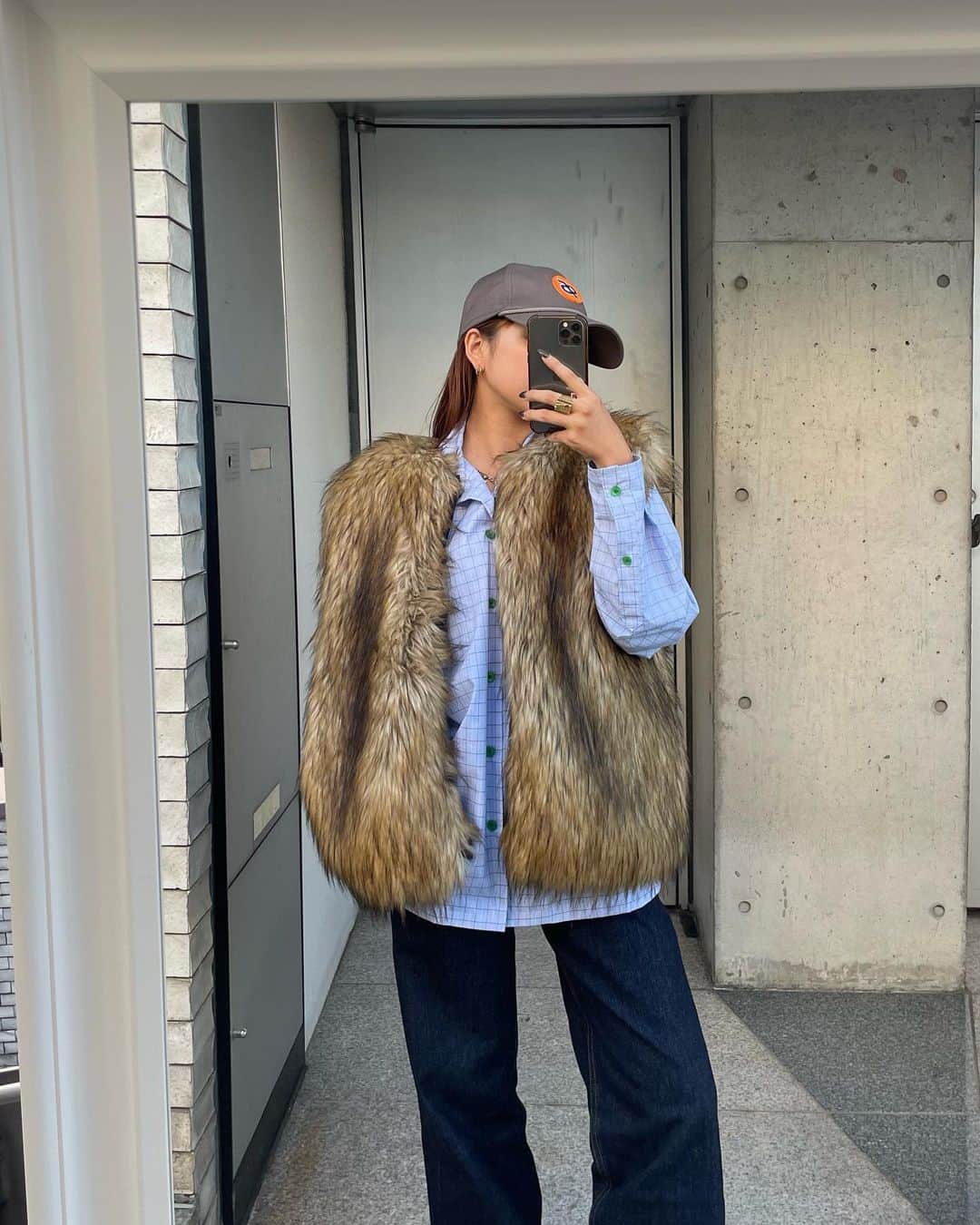 小山はるきのインスタグラム：「sweater weather 📖🍩」