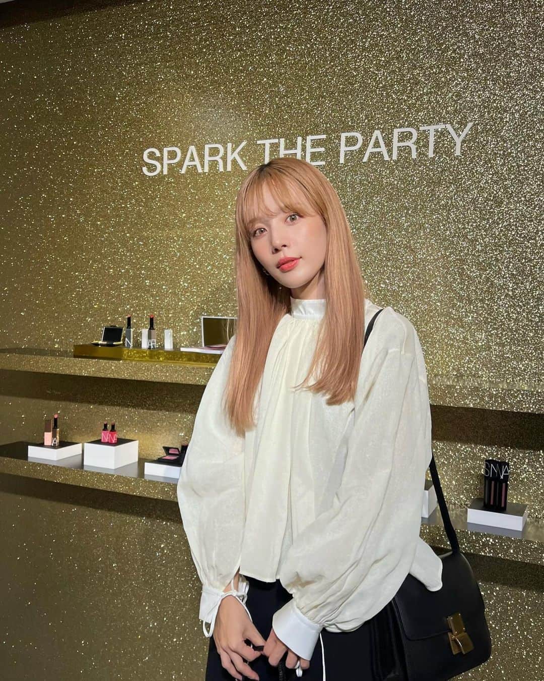 目見田早弥子のインスタグラム：「NARS THE HOLIDAY 2023 COLLECTION💫🌟  ホリデー仕様のキラキラなパッケージが可愛過ぎて...🎄💫💫 タッチアップしていただいたんだけど、 限定カラーのチークパレットがめちゃくちゃ可愛かった😭🩷 パレット左上の、 NARSには珍しいふんわりピンクは青みパールのツヤ感が ほんっとに可愛くて🫠🎀💭 動画最後の方横向いてる時のツヤ感伝わるかな？ 大人気のライトリフレクティングセッティングパウダーと 同じ処方になってるらしく、 のせるほどツヤっと輝いてくれるの！🌟 リップは既存色のダスティローズをつけてもらいました！ いつの季節でも使いやすい大好きなカラー💭💞 シルバーのグリッターが眩しい ホリデー限定パッケージが可愛過ぎる~🫠🩷 ほかにもたくさんホリデー限定商品が出るので 要チェックです~🫶🏻🪽」