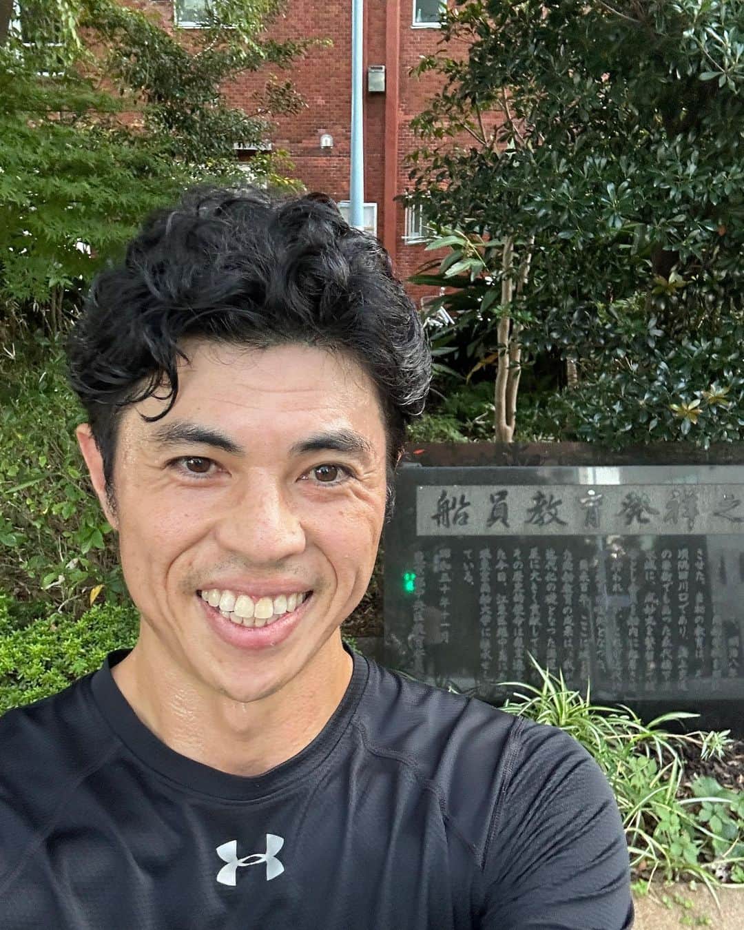 小島よしおのインスタグラム：「ロングラン　27km  17kmくらいから足がギチギチきて 最後はギッチギチ🤣🤣　　  金沢マラソンホノルルマラソンに向けて🤗　あともう一回走れれば😆 写真 10km地点　 20km地点　 27km地点」