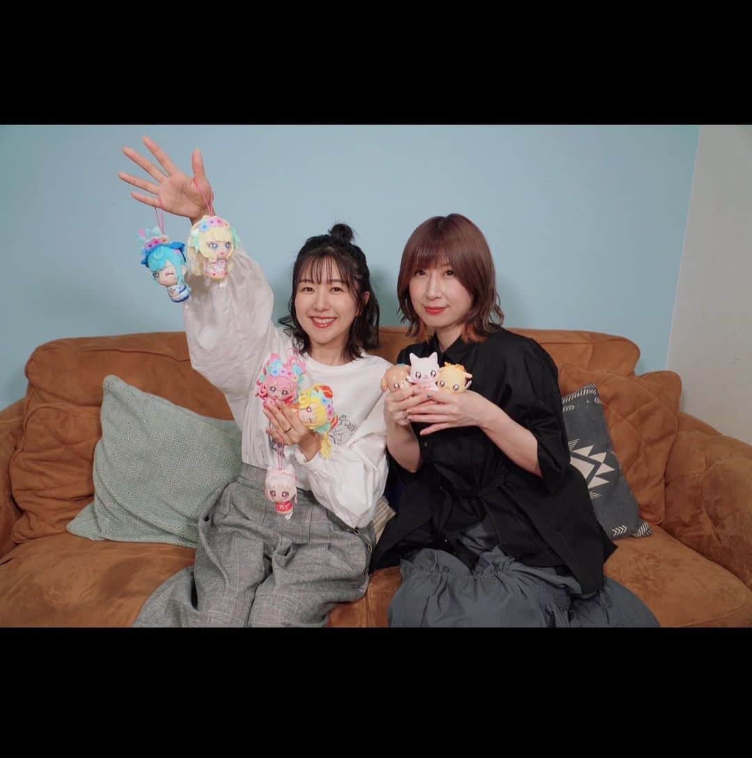 茅野愛衣のインスタグラム：「かやのみに高森奈津美ちゃんが来てくれたよ〜！ おにぎり2つ🍙🍙でヒント出したけど、稲のほうが良かったかな？🌾🌾 コメコメだけに、お米のお酒を２人でたーっぷり頂きました！笑  タカさんから、初めて会った時の恥ずかしい話も…😵ﾋｬｰ  みてねー！（茅）  @haupia.official  @osewaya_official」