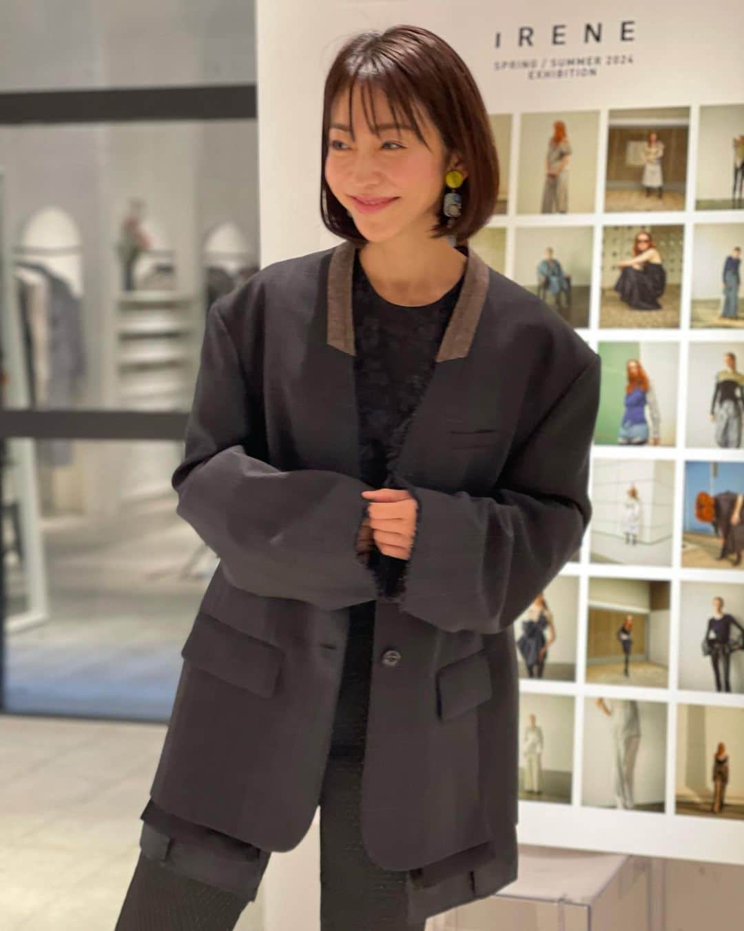 木本泉さんのインスタグラム写真 - (木本泉Instagram)「- 悩んでいるジャケット🍂  今季のものなのですが、、、 リアルシーズンで見ると可愛かった。  今日着ていたお洋服にはグレーが可愛いんだけど、、、 @c723__ がブラック着ていて、、、着回しききそうだし。悩むな🤔  幸せな悩み💭  #IRENE#lecielbleu」10月16日 22時05分 - izumikimoto