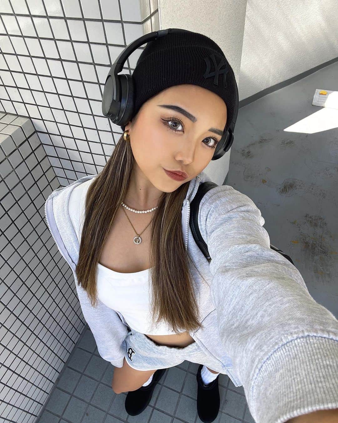NANCYのインスタグラム：「今までデパコスのマスカラって使ってこなかったけど、お友達から🎁でもらったMACのマスカラ使ってみたらさいっこうにギャンギャンまつ毛なる🥹🫶🏽  みんなはマスカラ何使ってる？！  ちなうちは束間カールマスカラとクイックラッシュカーラー信者だよ🤭  あとまつ毛美容液は今使ってなくて、ハイライトに載せてる医薬品のまつ毛治療薬使ってる🥰💖  #fashion#ootd#autumnoutfit#newera#秋コーデ#スウェットコーデ#ニューエラ#uggboots#UGGブーツ」