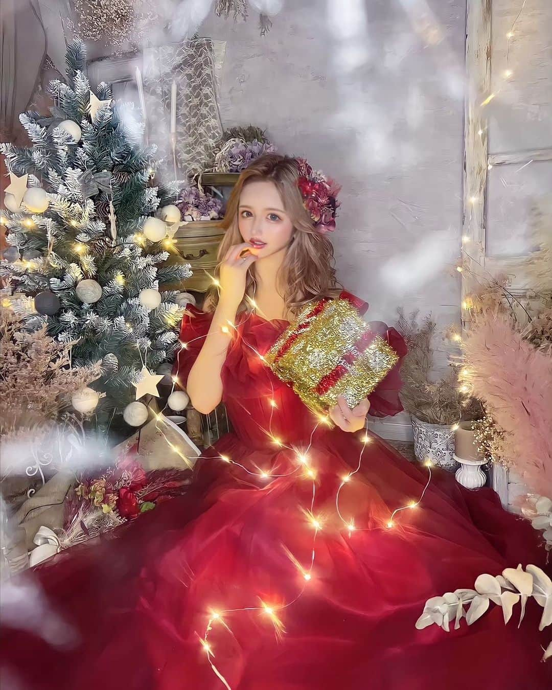 堀井大輔のインスタグラム：「・ ・ 去年の撮影 model @hana.087__  ・ クリスマス撮影🎄 ・ 名古屋、福岡のみクリスマス撮影×ライト 夜限定できます。 東京、クリスマスツリー届きました。 11月12月もホリージョ撮影 よろしくお願いいたします📸 ・ スケジュール確保できる方のみ依頼ください。 dmから依頼ください✉ ͗ ͗ ・ #福岡ホリージョ撮影 #中洲 #中洲キャバ嬢 #ホリージョ撮影 #クリスマス #クリスマスツリー #クリスマスプレゼント #撮影 #作品撮り #ウェディングドレス #かわいい  #可愛い  #かわいいは正義」