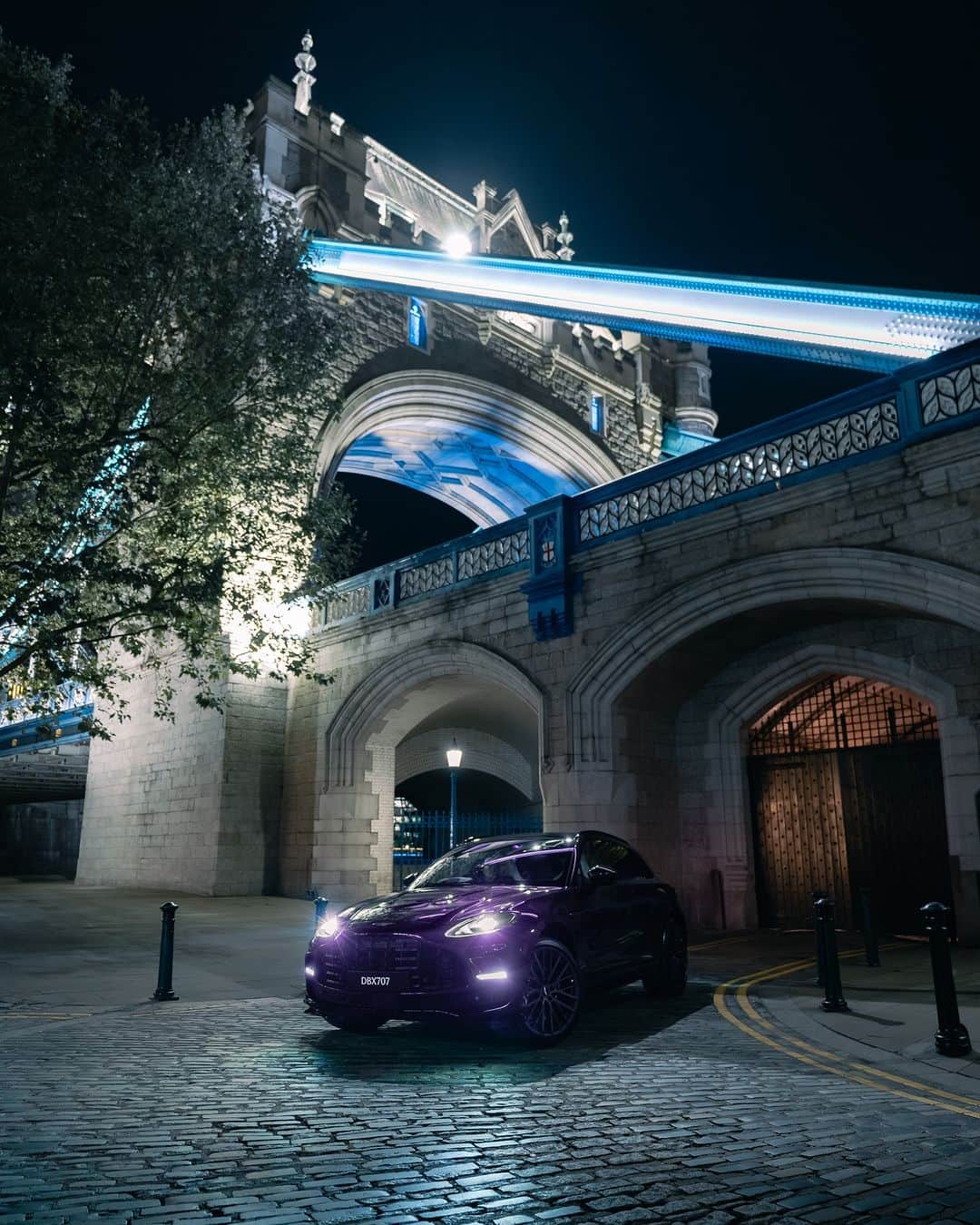 アストンマーチンさんのインスタグラム写真 - (アストンマーチンInstagram)「Illuminating the London skyline. Storm Purple DBX707.  #AstonMartin #DBX707 #POWERDRIVEN  Photography by @bymcnab」10月16日 22時10分 - astonmartin