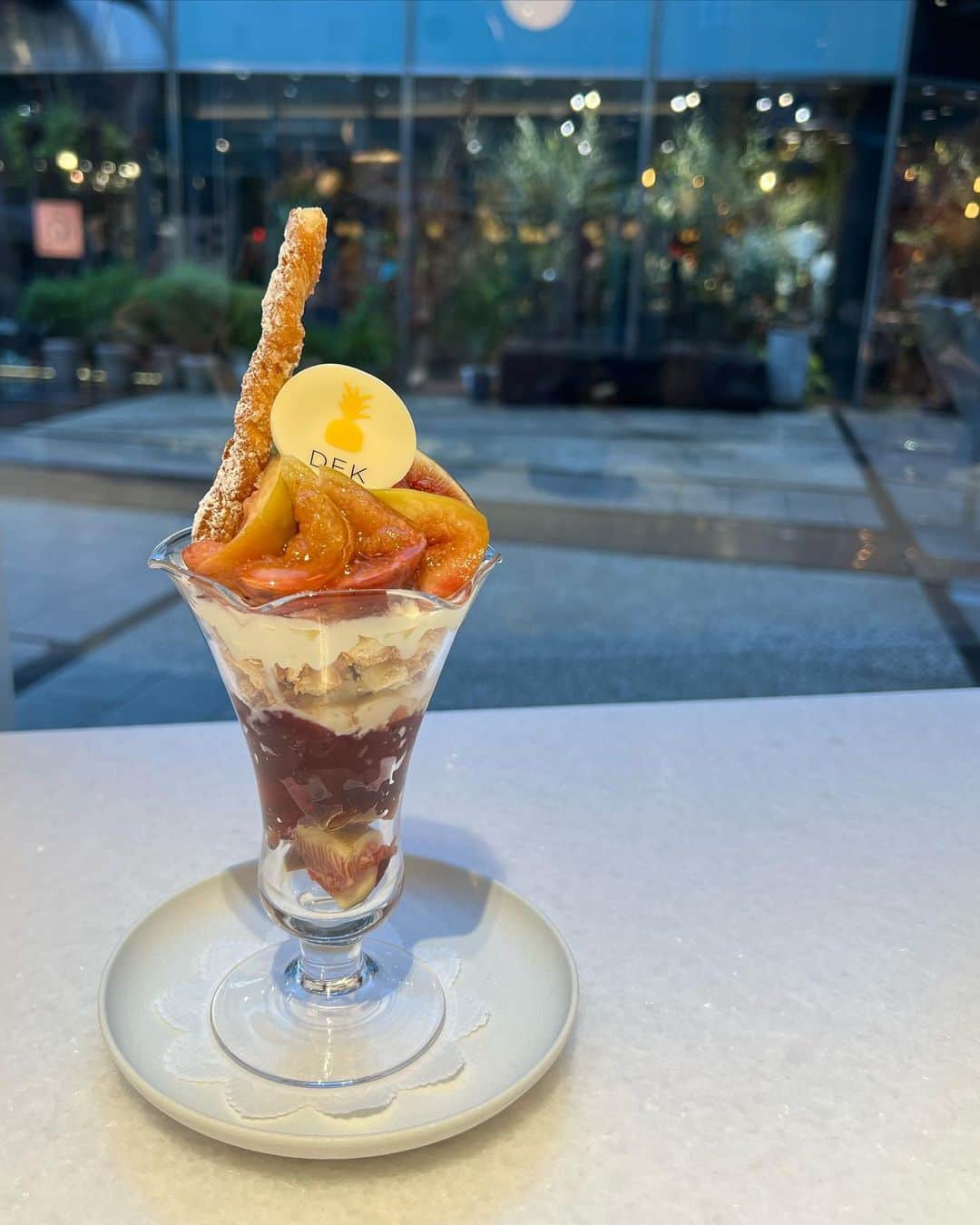 横野すみれさんのインスタグラム写真 - (横野すみれInstagram)「フルーツたくさん🥰🥰  #青山カフェ #フルーツパフェ #いちじくパフェ #表参道カフェ #ポニーテール #ニットコーデ #秋コーデ #ポートレート #🧀」10月16日 22時11分 - yokono_sumire