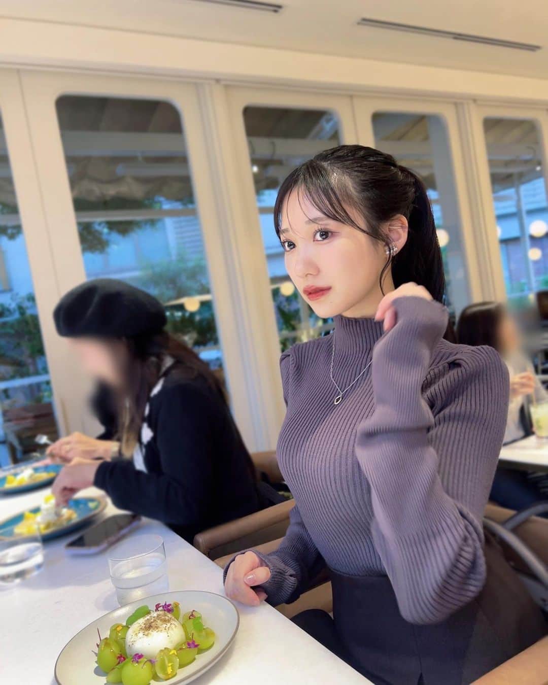 横野すみれさんのインスタグラム写真 - (横野すみれInstagram)「フルーツたくさん🥰🥰  #青山カフェ #フルーツパフェ #いちじくパフェ #表参道カフェ #ポニーテール #ニットコーデ #秋コーデ #ポートレート #🧀」10月16日 22時11分 - yokono_sumire