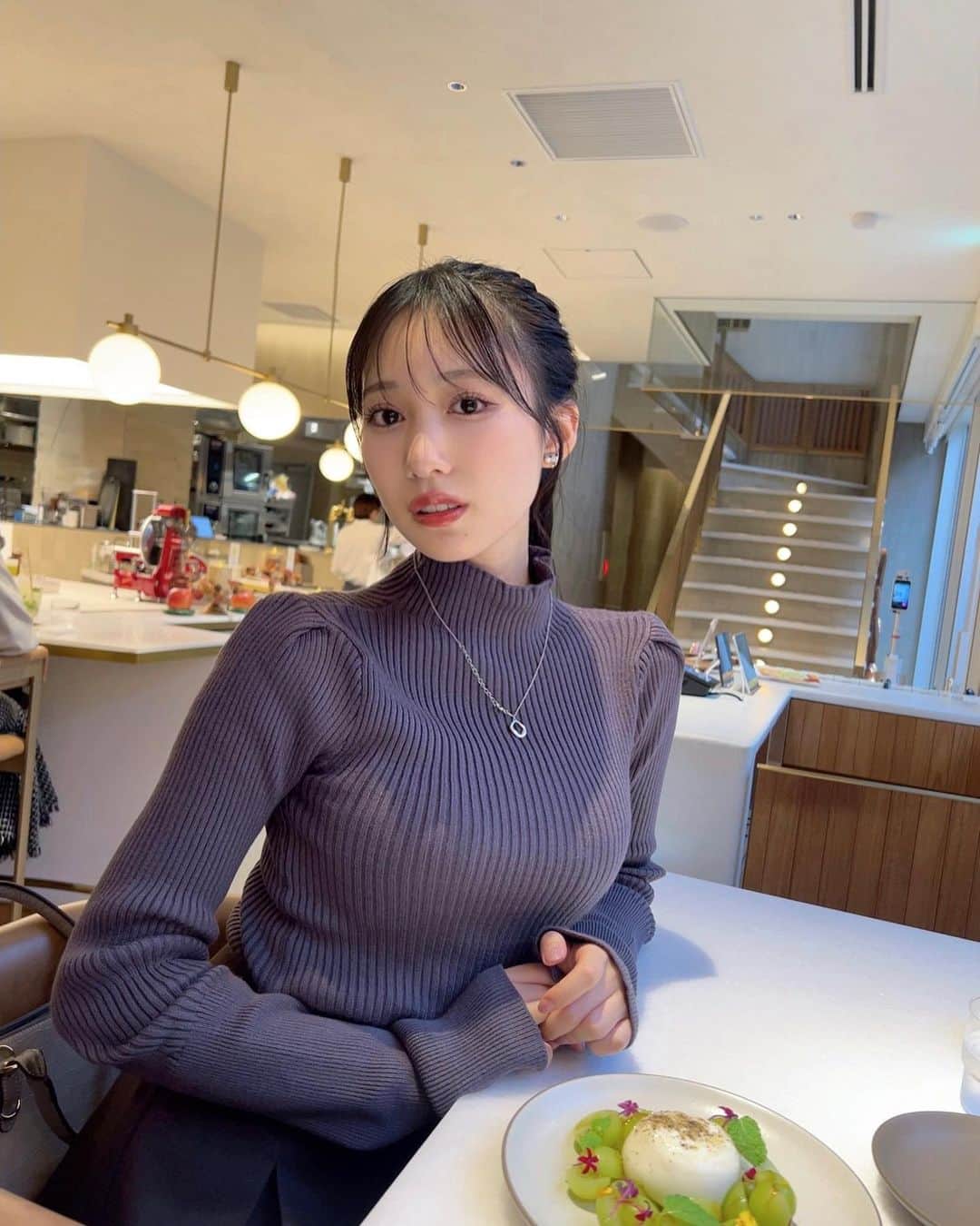 横野すみれさんのインスタグラム写真 - (横野すみれInstagram)「フルーツたくさん🥰🥰  #青山カフェ #フルーツパフェ #いちじくパフェ #表参道カフェ #ポニーテール #ニットコーデ #秋コーデ #ポートレート #🧀」10月16日 22時11分 - yokono_sumire