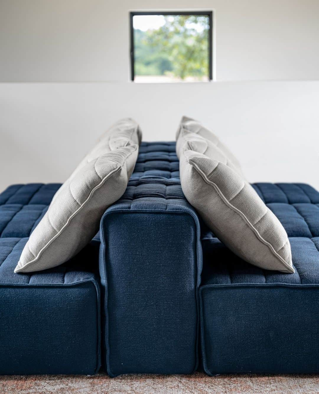 ジェルバゾーニさんのインスタグラム写真 - (ジェルバゾーニInstagram)「SAMET/ our new collection designed by @federicabiasistudio⁠ ⁠ A new modular sofa inspired by ancient Thai Kapok beds and cushions. ⁠ Cozy and comfortable seats are combined with each other in regular and soft geometries, a dynamic design to create multiple types of elegant or informal seating at the same time.⁠ Details, stitching and matelassé enrich the collection creating evernew compositions with a timeless aesthetic, from the most classic sofa to the most eclectic.⁠ ⁠ ⁠Styling @ilariabacciocchi⁠ Photo @maxrommel⁠ ⁠ #gervasoni1882 #interiordesign #livingroomdecor #livingroomdesign #federicabiasistudio⁠」10月16日 22時20分 - gervasoni1882