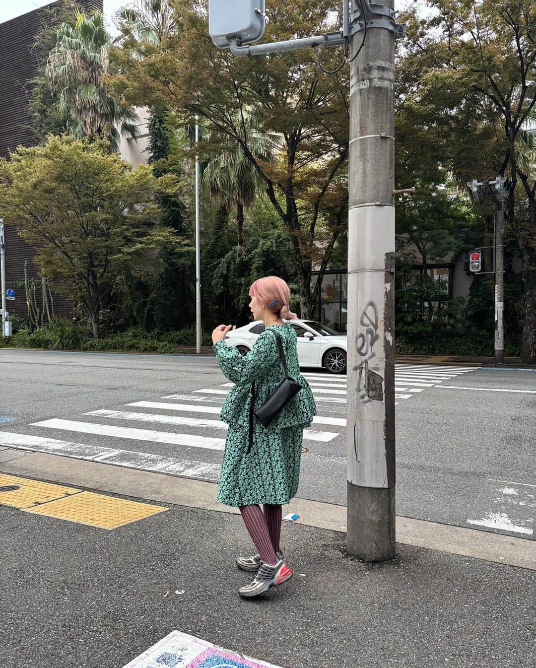 かしめぐのインスタグラム：「思い返しても最高の3日間やった♡  皆さまのおかげで無事POPUPを終えることができました。 会場に足を運んでくださった方、サポートしてくれたみんなには本当に感謝です😞💓  人生で一度も柄ものを着たことがないって方が人生初挑戦です！ってSANSëLFの柄のアイテムを選んでくださったり、結婚式のお披露目パーティーにワンピースを選んでくださったり。10年越しにお会いできた方も🥲  思い返しても嬉しいエピソードだらけで 絶対また福岡でPOPUPしたいなと💞  もっと皆さんと写真撮りたかったから 来年こそは💪☹️❤️」