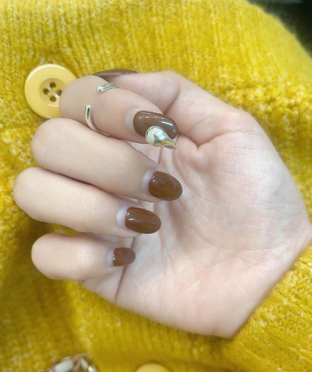 荻野由佳さんのインスタグラム写真 - (荻野由佳Instagram)「今日の衣装は秋色〜！🍁🍂 髪にリボンも巻いてもいました💛 リングが可愛い！ ネイルリングと 表情を変えられるニコちゃん¨̮⃝  👗 @sachiemon  💄 @san.risa.3   blouse&knit @darich_official  shoes @dianashoespress  pierce @do_la.official  ring @enn._official  @miyunakamura.jewelry」10月16日 22時19分 - ogiyuka_ippaiwarae216