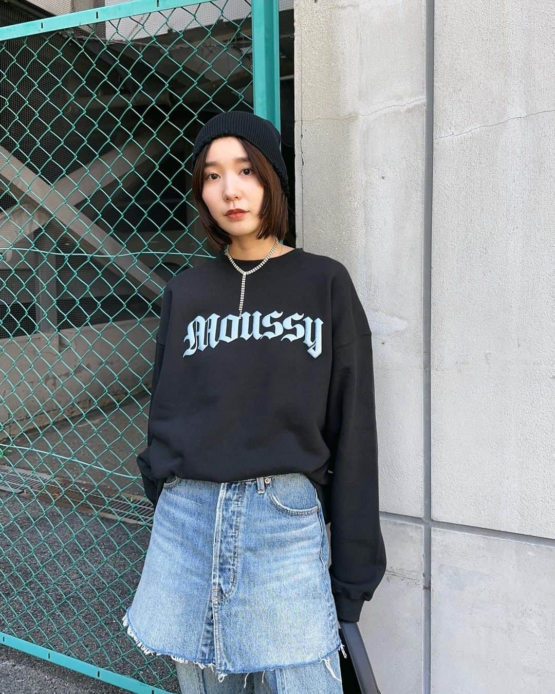 MOUSSY SNAPのインスタグラム：「#MOUSSYSNAP @re_ka622 162cm  2023.10.22(mon) 0:00- RELEASE @ZOZOTOWN ・OLD ENGLISH MOUSSY PULLOVER(010GAL90-5370) L/BLKはZOZOTOWN限定カラーになります。  #MOUSSY」