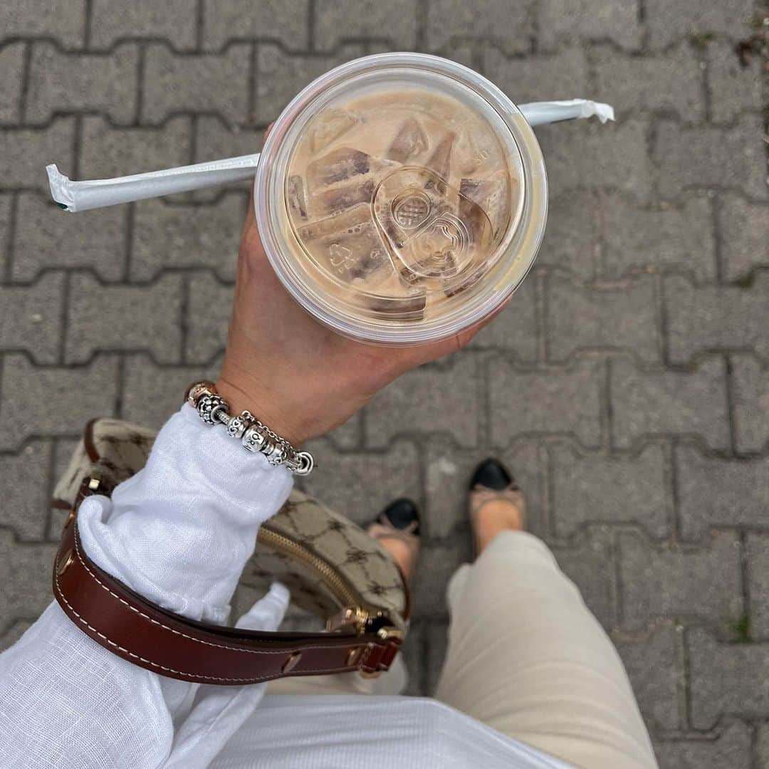 のインスタグラム：「Might be late to my meeting but at least I have my lil treat! ☕️  #rg @totadorota」