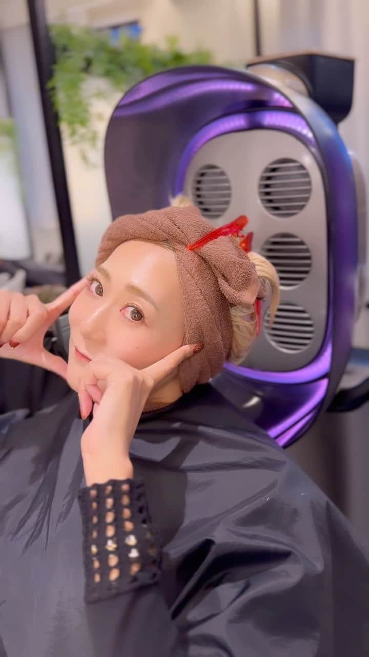 Mika Jimboのインスタグラム：「【ドラえもんの新ひみつ道具🔦🤫】  💇‍♀️ @chisaki_inoue   いつもお馴染みの @rrsalon.aoyama に新しい新兵器❤️‍🔥 ハイドレイドっていうひみつ道具が入ったからやりに行ったよ🤩  難しいことはよくわかんないんだけど、 1台300万くらいするらしくて、空気中の水分をスモールライトで小さくして髪の毛に閉じ込めるらしく髪の毛がプリンとするのよ🍮  なんか、ハリ？が出る感じ❤️‍🔥 固くなるんじゃなくて中に水分がギュッと入ってる感じがいつもよりした🤔🤩  やっぱここのサロンって本当にどんどん新しくなってくから通うのが楽しい🤤🩷  いつも私の髪の毛綺麗にしてくれてありがとう🙋  @chisaki_inoue のカットが一番好き💛 #髪質改善 #ハイドレイド#ヘアケア#ヘアケア方法 #トリートメント#トリートメント動画#ヘアケア動画 #ヘアケアマイスター #ヘアケア好きさんと繋がりたい  #美容垢#美容好きな人と繋がりたい」