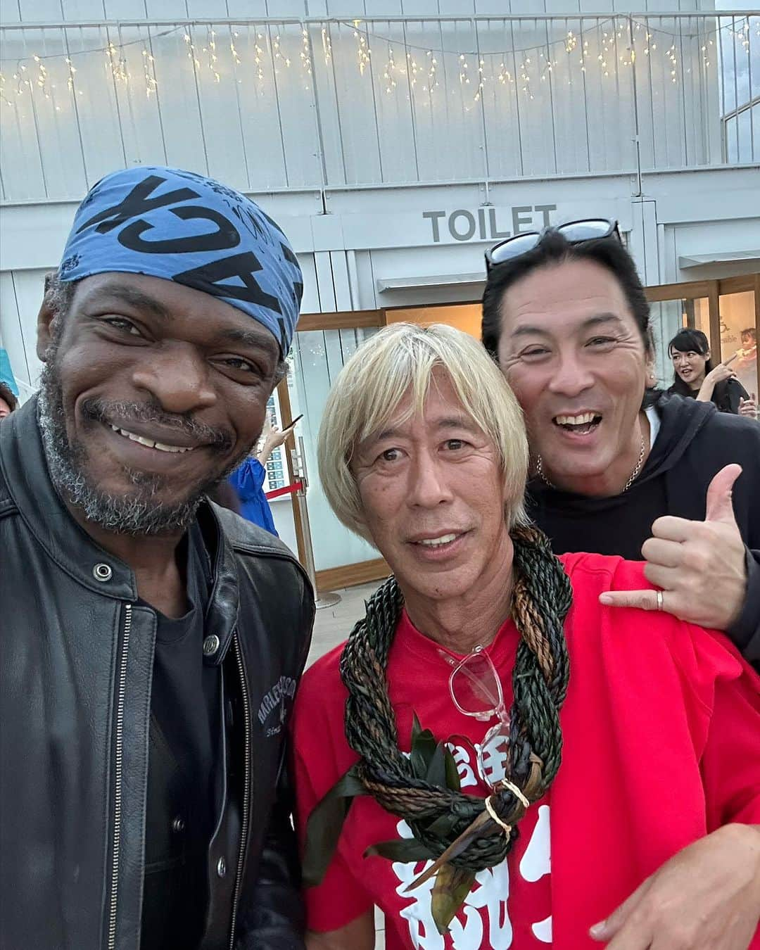 ベルナール・アッカさんのインスタグラム写真 - (ベルナール・アッカInstagram)「師匠のDJミノル（宇治田みのる）さんの還暦パーティーに参加いたしました。 六本木が1番熱かった頃の面々が集まってまさに同窓会‼️ 何千人来たのかな？さすがミノルさん。 #還暦 #eros  #六本木 #旧防衛庁前」10月16日 22時23分 - bernard.ackah