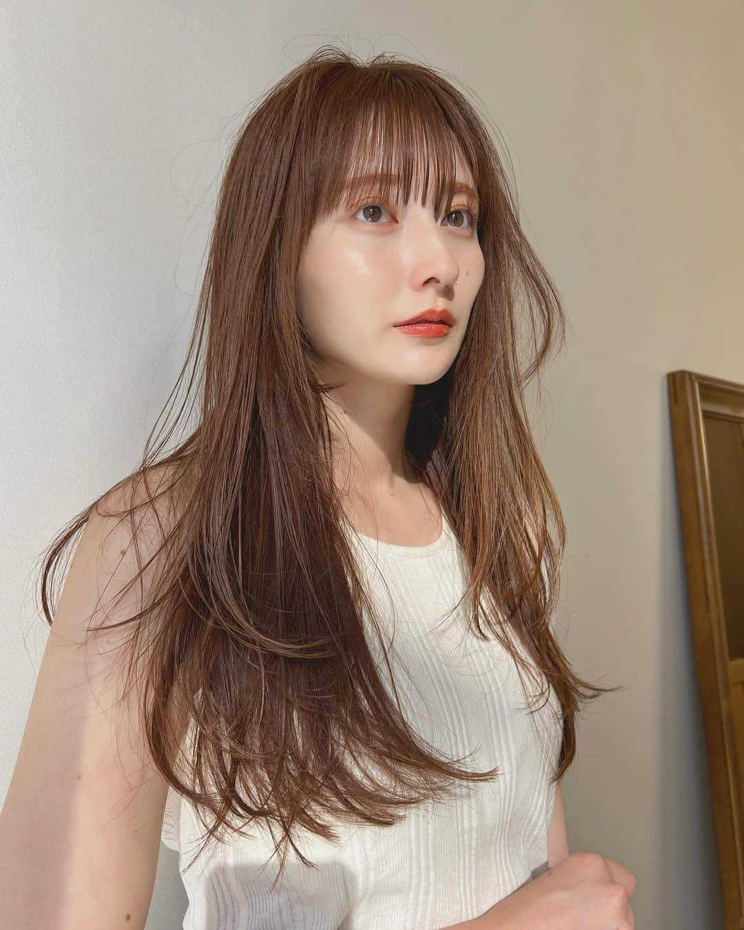 兼井遼さんのインスタグラム写真 - (兼井遼Instagram)「レイヤーが可愛いです✌︎  柔らかくほつれるヘア😌  ツヤのある 暗くても透明のある カラーならお任せください☺️  10月のご予約も まだまだお取りできます🙇🏻  ご質問などは コメントにてお問い合わせください！😌  #ケアカラー  #ヘアアレンジ  #ケアダブルカラー  #巻き方  #髪質改善カラー  #イルミナカラー  #ミルクティーベージュ #グレージュ  #ケアブリーチ  #ハイライトカラー  #ハイトーンカラー  #ブリーチ  #ダブルカラー   #インナーカラー  #オリーブアッシュ  #グラデーションカラー  #グレージュカラー  #ツヤトーン  #パーマ  #艶髪  #外国人風  #髪質改善トリートメント  #くびれヘア  #シースルーバング  #髪質改善  #ラベンダーグレージュ  #オリーブグレージュ  #トリートメント  #ヘアアクセサリー　#インナーハイライト」10月16日 22時23分 - ryo_hair
