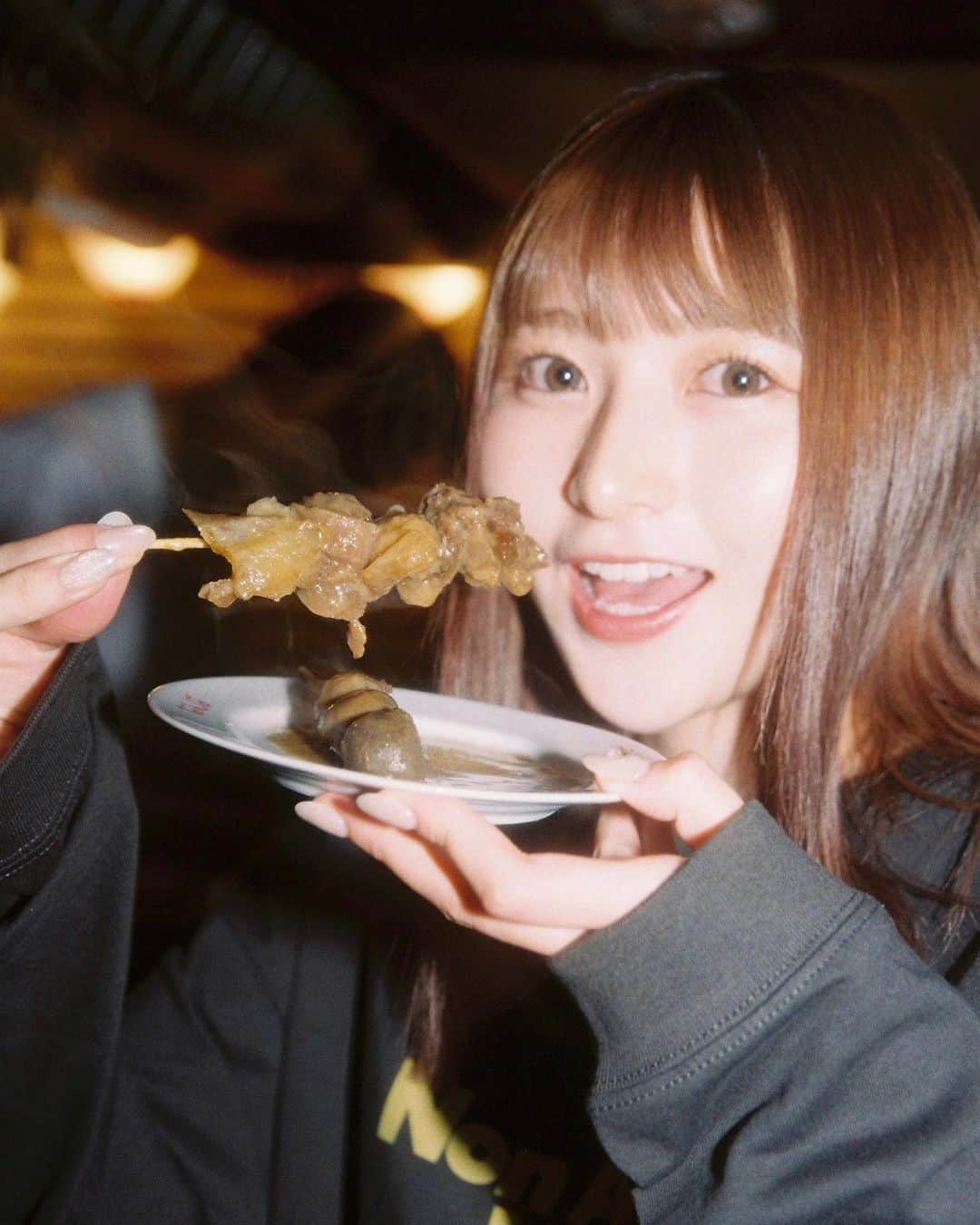 のインスタグラム：「2F（ @2f_project ） モデルさせていただきました🐙❤️‍🔥  ツッコミどころ満載のかわちいロンT着て、たこ焼きとビールで優勝。」