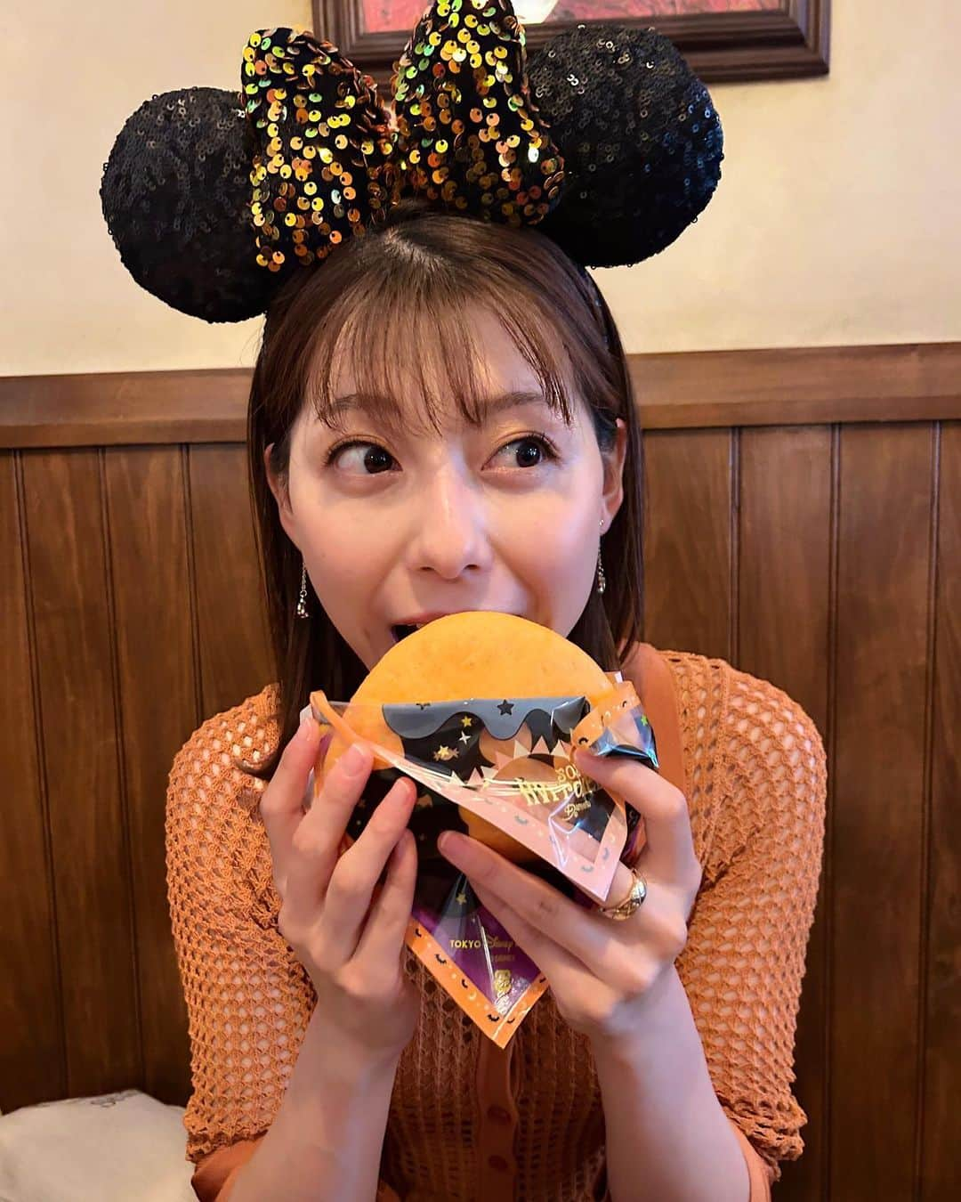 上村彩子さんのインスタグラム写真 - (上村彩子Instagram)「. . . ディズニー創立100周年の記念日当日は  期間限定でミッキーの文字盤になっている 銀座和光の時計台のふもとから、 ひるおびで中継をさせていただき…  休日出勤で、中継で仕事が終わりだったので そのままディズニーシーへ。  天気がよくて、仕事終わりのビールが最高に 美味しかったです👻🍺  和光の時計台の文字盤が変わるのは、 90年以上の歴史の中で初めてだそう。  銀座4丁目の交差点側からは 地上からも見ることができるので、 銀座に行った際はぜひ見上げてみてください🪄  #銀座和光#銀座#和光 #disney100」10月16日 22時24分 - saekokamimura