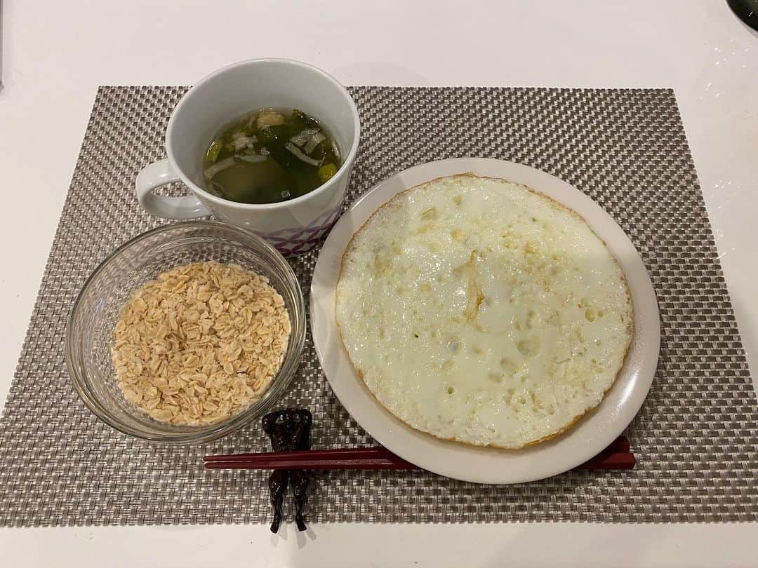 喜多村章子さんのインスタグラム写真 - (喜多村章子Instagram)「10月16日の食事です ・ ①腹筋バキバキの２人並んだお腹 じゃなくて、オートミールおにぎりの作り置きです。 ・ 今日はオフ。 ありがとうございました！」10月16日 22時25分 - nattsu.bm.72233