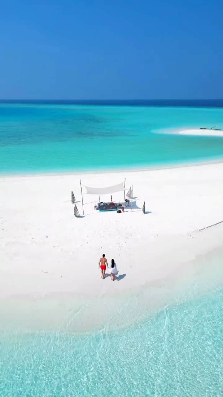 Maldivesのインスタグラム：「Maldives Islands   🎥 @momentsofgregory   #sandbar #luxuryvacations ##globetrotter #luxurydestinations #wanderlust #romanticescapes #bucketlistjourneys #purebliss #dreamgetaway #beachresort #honeymoondestination #island #beachvacay #maldivesislands」