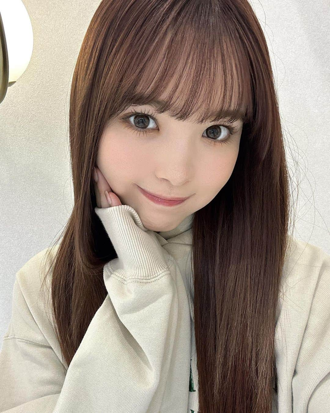 本間寛人のインスタグラム：「藤田ニコルちゃん🌟 @2525nicole2   安定のロアエクステプレミアムも付けて120枚💇‍♀️ 秋なので暖色系です😌  #藤田ニコル #にこるん #アンククロス #ロアエクステ #ロアエクステジョーカー #エクステ #ankhcross #銀座 #韓国 #韓国風 #韓国ヘア #イルミナカラー #ヘアカラー #カット #ヘアアレンジ  #サロン #サロンモデル #美容師  #美容室 #シールエクステ #ハイトーンヘア #ロングヘアー #インナーカラー #トキオトリートメント #ウルトワトリートメント #システムトリートメント」