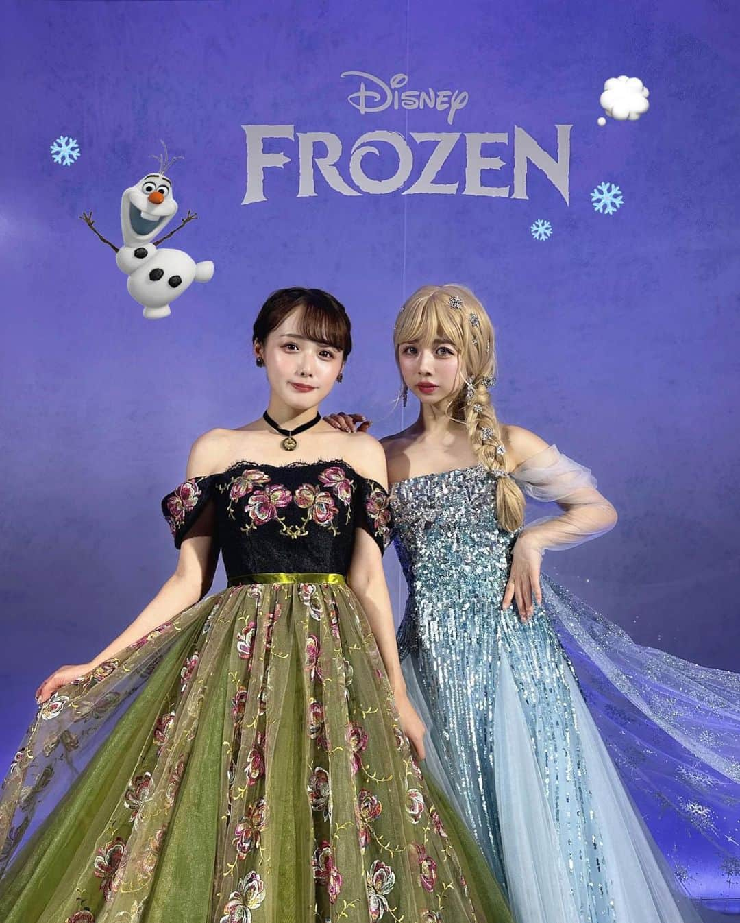 計良日向子（ひなひ）のインスタグラム：「. クラウディアさんの 9th Disney Wedding Dress Collection❄️🥕 @kuraudia.weddingdress . . . . もう1着は新作のアナ雪の ウェディングドレスを 試着させていただきました⛄️💞 えりんこちゃんと2人でアナとエルサ♡ こちらのドレスも素敵すぎる🥹🥹 アナ雪大好きだから着させていただけて 本当に嬉しかった🥹🥹 . . . 前回載せたウィッシュのドレスと みんなはどっち派？🐭🪄 . . . #pr #kuraudia #kuraudiaweddingdress #disneyweddingdresscollection #ディズニーウェディング #ウェディングドレス #アナと雪の女王 #ディズニードレス」