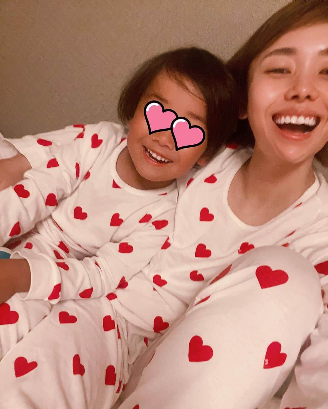 松本亜希のインスタグラム：「・ お気に入りのハートまみれのペアパジャマ着て 絵本読んで、"今日も一日お疲れ様、大好きだよー" と言い合って眠る夜❤️❤️  オカンの自己満で買ったパジャマだけど 思いの外ミニロンもママと同じ❤️って 喜んでくれて嬉しい☺️  good night🌕💤😴  @petitbateau_jp  #プチバトー #petitbateau #アキロンミニロン #親子パジャマ #パジャマコーデ #パジャマ #親子リンクコーデ」