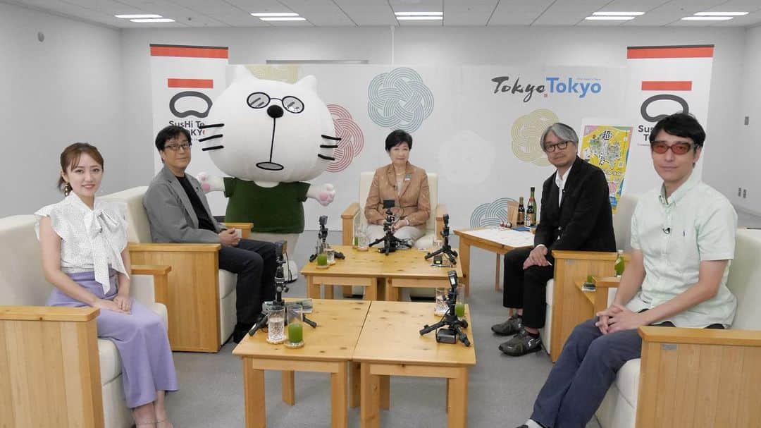 高橋みなみのインスタグラム：「BSフジ「小山薫堂　東京会議」  東京移管130周年を迎える多摩地域を盛り上げる方法を小山薫堂さん、松任谷正隆、小宮山雄飛さんそして、小池百合子東京都知事と共にアイデアを出し合いました😊✨  私は多摩地域をよく知る助っ人としてお邪魔させていただきました！ 凄い面々の中緊張しましたが、楽しかったです✨🤗  #東京会議 #bsフジ #tv  衣装👗 ブラウス @lilliancarat_official スカート @stola.jp シューズ @dianashoespress」