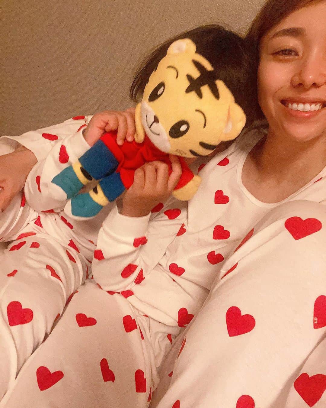 松本亜希さんのインスタグラム写真 - (松本亜希Instagram)「・ お気に入りのハートまみれのペアパジャマ着て 絵本読んで、"今日も一日お疲れ様、大好きだよー" と言い合って眠る夜❤️❤️  オカンの自己満で買ったパジャマだけど 思いの外ミニロンもママと同じ❤️って 喜んでくれて嬉しい☺️  good night🌕💤😴  @petitbateau_jp  #プチバトー #petitbateau #アキロンミニロン #親子パジャマ #パジャマコーデ #パジャマ #親子リンクコーデ」10月16日 22時27分 - m_akiron