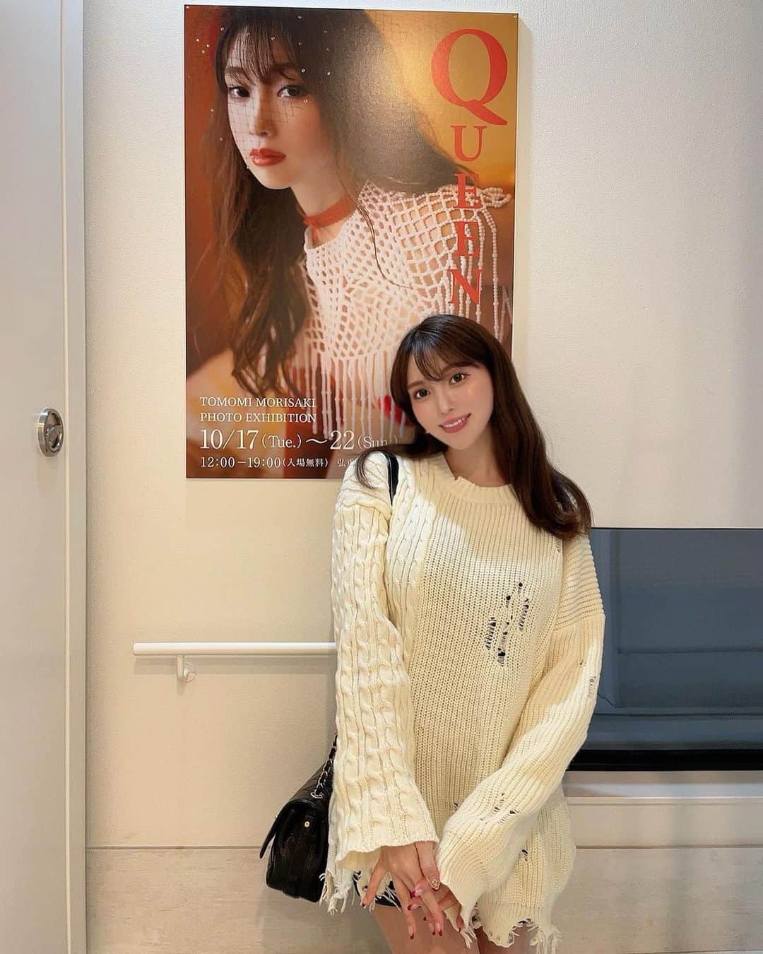 森咲智美のインスタグラム：「. 明日から写真展はじまります！ PHOTO EXHIBITION TOMOMI MORISAKI QUEEN👑 スタッフさん達が最終作業に入ってくれてて 私も少しお手伝いしてきました🥹！！  17日開始で展示会会場に飾られてる写真購入と オークションもネットで参加できるので 来れない方はぜひそちらを見てもらえたらと思います☺️  またURLアップされたらお知らせしますね！  2023 10/17(Tue.)- 22(Sun.)  12:00 - 19:00 (入場無料)  会場:弘重ギャラリー 東京都渋谷区恵比寿南 2-10-4(JR 恵比寿駅 徒歩 6 分) MAP  https://www.tokyoartsgallery.com/single-post/queen  ▪️10/21(Sat.)森咲智美 SPECIAL EVENT  https://www.tokyoartsgallery.com/single-post/tomomimorisaki-sp  ▪️チケット購入 https://artsgallery.theshop.jp/categories/5473888  随時状況も更新してくれてます☞ @hiroshigegallery   #写真展 #恵比寿 #tokyo #photoexhibition」