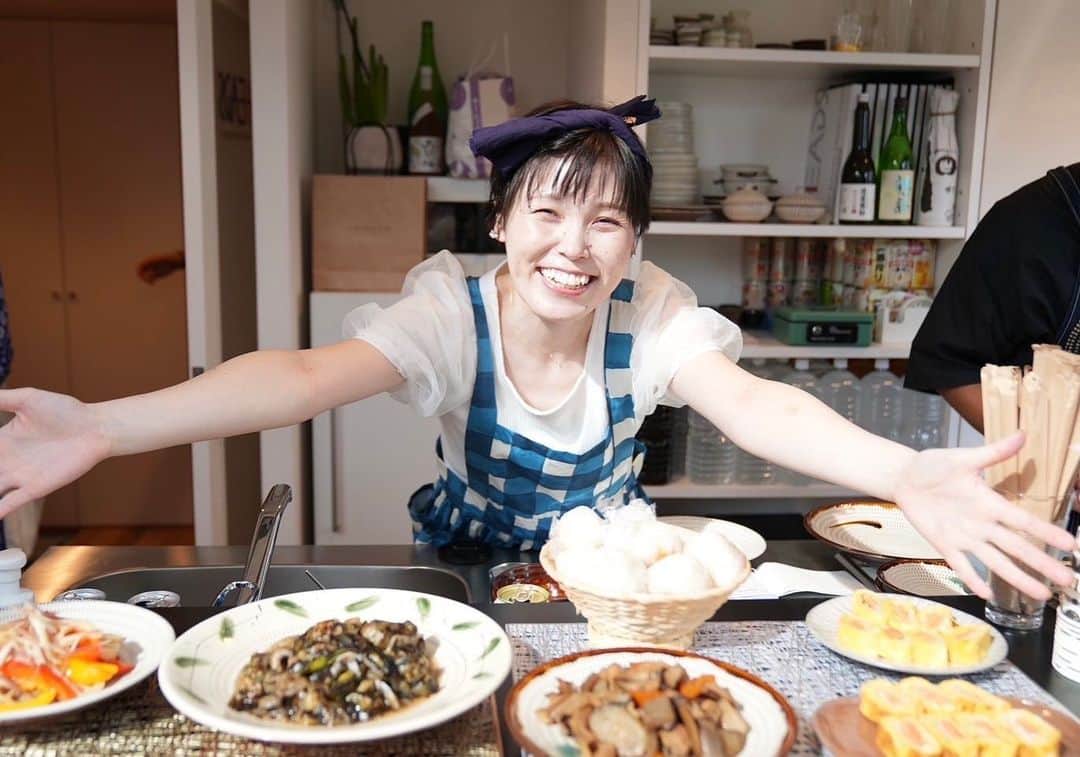 のインスタグラム：「「誠子食堂」マルシェに初出店します！  10月29日(日)に地元・神戸の「湊川公園手しごと市」に 出張 誠子食堂します。  初めてのマルシェ出店が地元でうれしいです。 子供の頃にたくさん遊んだ湊川公園 秋ごはんとお菓子をご用意してお待ちしてます。  詳しいメニューは後日お知らせしますね。  みなさんのご来店、心よりお待ちしてます🙊🍁🍙🍪  #誠子食堂  #湊川公園手しごと市  @minatogawa_teshigoto」