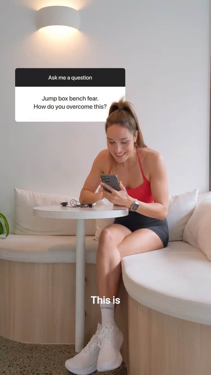 のインスタグラム：「How many of you have ever felt personally victimised by box jumps?   If this is you, then this 'Box Jump How-To' is for you!!   #SweatCommunity #SweatWithKayla #BoxJumpsHowTo」
