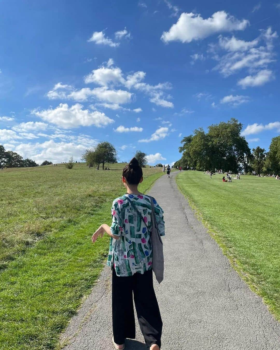 清水みさとさんのインスタグラム写真 - (清水みさとInstagram)「思い出 of 夏 in ロンドン🇬🇧☀️ 2度目のロンドンは、懐かしさが嬉しくて、こうやって懐かしめるものが世界中にあったらいいな と思う、いまの私🌏  いつ心変わりするかわからないから大事な今のわたし  📸👯  #soholondon  #primrosehill #hidepark #maisonbertaux  #記録」10月16日 22時31分 - misatoshimizu35