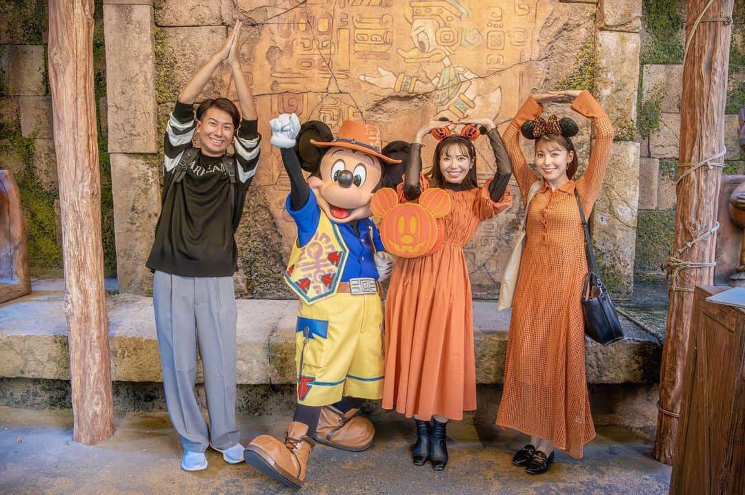あいにゃんのインスタグラム：「ディズニー社100周年、おめでとうございます💫✨  100年もの間、ウォルトさんの想いを繋げ、 こんなにも人々に愛され、 夢と希望を与え続けてくれる "ディズニー"という素晴らしい世界を守ってきてくださった ディズニーに関わる全ての方に感謝です。  ウォルトさんと同じ時代は生きられなかったけど、 100周年という節目をお祝いできたことは ディズニー好きとして本当に嬉しいし、 一生忘れないっ！！！！！！！  これからもウォルトさんに想いが届くくらい ディズニーを全力で愛し、楽しんで 最高〜！と声を大にして言うぞ〜🌈💗💕  というわけで、 今日はパークへ行ってきたよ〜！✨  ウォルトさんに感謝したり🙇🏻‍♀️🙏🏻 ミッキーさんとみんなで100のポーズでお祝い🐭🎉  特別な日がより特別になりました🎃💜🧡  #ディズニー100周年#d100#東京ディズニーシー#ディズニーシー#東京ディズニーリゾート#ディズニー#ディズニーコーデ#ディズニーハロウィン#tokyodisneysea#tokyodisneyresort#disney100」