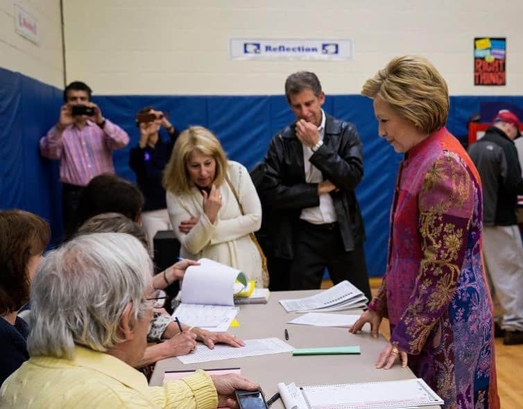 ヒラリー・クリントンさんのインスタグラム写真 - (ヒラリー・クリントンInstagram)「Calling all Virginians! Today is your last chance to register to vote (without a provisional ballot) for next month's election. It's no exaggeration to say that the outcome will determine the future of reproductive freedom in your state. Get all the information you need at IWillVote.com, and spread the word.  Photo: Associated Press⁣」10月16日 22時32分 - hillaryclinton