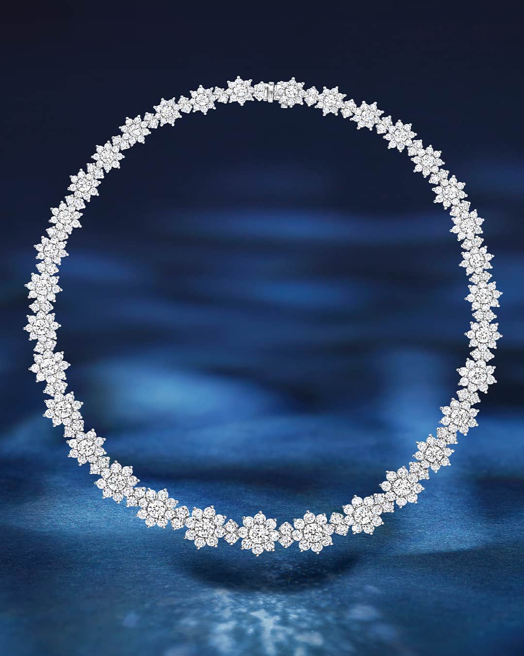 ハリー・ウィンストンのインスタグラム：「A sunflower’s sunny silhouette and lively spirit comes through in this timeless necklace—a magnificent ode to the awe-inspiring beauty of nature. Tap the link in bio to brighten everyday moments with diamond jewelry. #HarryWinston」