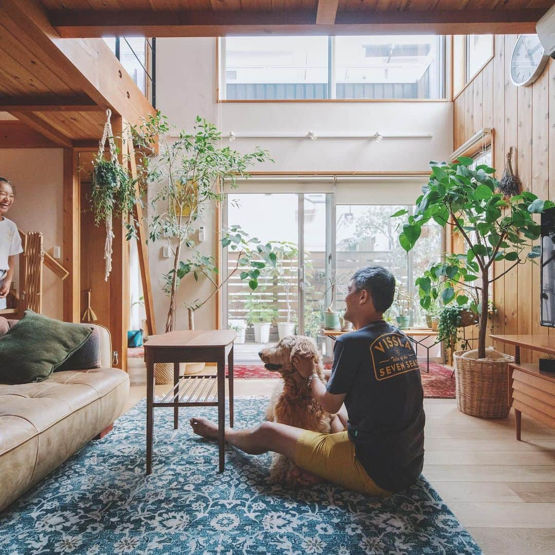 クボタ住建さんのインスタグラム写真 - (クボタ住建Instagram)「「木の家だからできること」  #クボタ住建  ペットのいる暮らしを快適にすること、それは人も動物も同じく感じる自然素材の心地よさかもしれません。  住んだ後もそこに住まう人とペットが笑顔になる暮らしを築いていきたいですね🐶  ＜クボタ住建施工＞  1〜2枚目　座間市Y様邸 3〜4枚目　世田谷区Ｋ様邸 5〜6枚目　横浜市N様邸  @kubota_jyuken  #ペットのいる生活 #犬のいる暮らし #無垢床 #ヴィンテージラグ #みどりのある暮らし #ハンモック #2階リビング #吹抜けリビング #バルコニー #ウッドデッキ  クボタ住建は優しく温かい自然素材の木の家をつくります HP & more photos→@kubota_jyuken 施工事例多数掲載しております。 ホームページへもぜひ↓ https://kubotajyuken.com/  ⭐︎スタッフブログ⭐︎ https://kubotajyuken.com/blog/  #クボタ住建 #神奈川の注文住宅 #大和市#湘南の家#suumo注文住宅 #自由設計 #木の家 #無垢の家 #自然素材の家 #和モダンな家 #暮らしをつくる #暮らしを楽しむ #丁寧な暮らし#構造現し  クボタ住建 棟梁の自宅、随時見学受付ます。 資料請求やお問い合わせも是非。 メッセージDMでもどうぞ」10月16日 22時32分 - kubota_jyuken