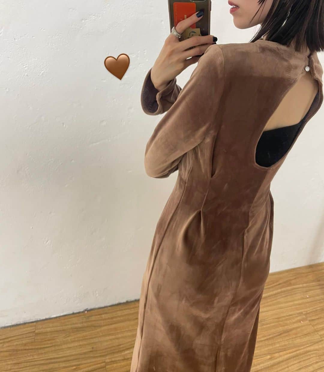 のインスタグラム：「公開前item🤎🤎🤎  #moriワンピ の全貌は10/19(木)〜公開スタート！  この前のライブでちらっとご紹介していた2品番🔍  後1品番あります〜〜！  早く皆さんに見てもらいたい、、！！  私のトキメキを詰め込んだワンピース❤️‍🔥  .   #mystic#mystic_2023ss#mystic_mystyle#コーディネート#ワンピースコーデ#ワンピ#秋#秋服#夏服#ワンピース#ジャケット#ジャケットコーデ#スカート#デート#デート服#おでかけ#おでかけコーデ#163cm#163cmコーデ#骨格ウェーブ #骨格ナチュラル#骨格ウェーブ#結婚式#結婚式コーデ#お呼ばれコーデ#オケージョン#オケージョンドレス#オケージョンコーデ#オケージョンワンピース」