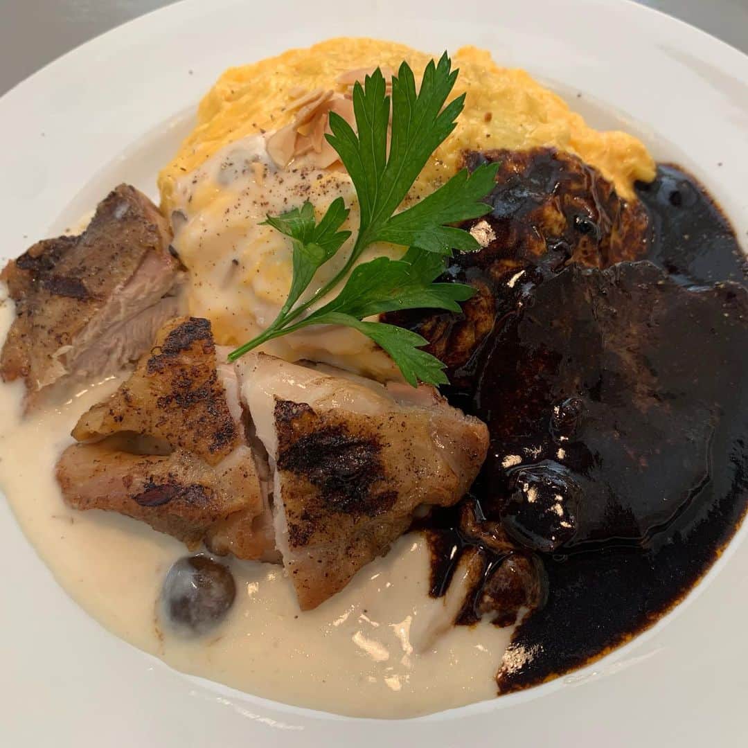 昴生のインスタグラム：「昼飯！！ #家族で鎌倉へ！ #ランチ！ #ビストロオム さん！ #実は先日ロケで行ったお店！ #美味すぎたのでオンエアされる前に #行きました！ #オムライス！ #うまいー！ #デミグラスとクリームソースのあいがけ！ #ふわふわの卵に中はガーリックライス！ #チキンとビーフが乗っててめちゃめちゃやらかい！ #オムレツがめちゃめちゃ美味しかったから #オムライスもうまいやろうと思ったら予想的中！ #ランチセットでこの前菜7種！ #そして追加で #ローストチキン！ #これがもう！ #ソース３つあるんですが #もうこれがもう！ #詳しくはロケ見てください！ #オンエアまだかもしれんけど #とにかくロケ見て！ #ロケで全てが伝わりますように！」