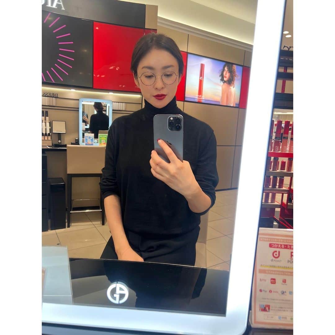 秋本祐希のインスタグラム：「紅い口紅 Armani red 美しい色♥️ この赤をさらりとつけこなしたいな。 #armanired #口紅 #リップパワー400」