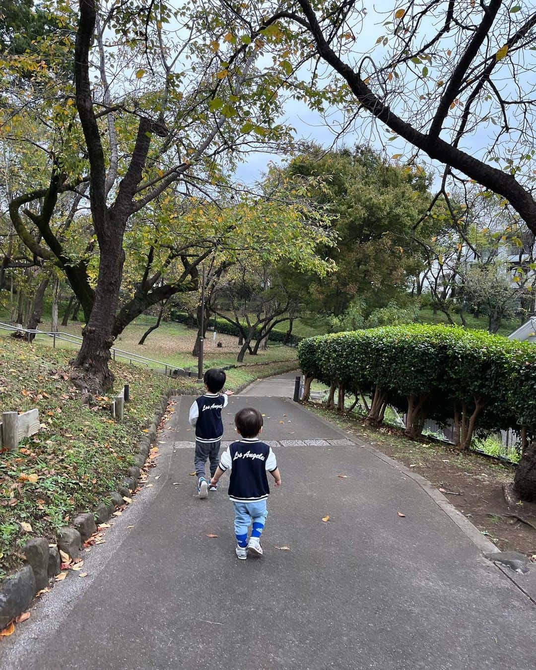 加藤未央のインスタグラム：「長女を産んで早2ヶ月。 やっと涼しくなってきて、赤ちゃん連れでも外出できるようになってきました🍂  子どもたちのご飯を作り、 お弁当を作り、 幼稚園と保育園の支度をし、 掃除、洗濯、片付け、家に足りない物や食材のお買い物をして、 子どもたちのそれぞれの園のスケジュールと習い事のスケジュールを調整し、 それぞれお迎えに行き、 園で出た洗い物、ご飯・お風呂・喘息の吸入とお薬・歯ブラシなどなど怒涛の夕刻からの夜を迎えやっとこさ寝かしつけ、 子どもから解放されたところで明日の準備をして、 合間合間に娘のお世話をして、 、、という毎日を過ごしています😊記憶はほぼありません😊  だいたい朝の7時から稼働して、ホゥッと息をつけるのが22時。あと30分で長女を起こしてミルクの時間。 その30分の間にストレッチをしたいと思うけど、それよりも座って休みたいとか、何も考えたくないとか、そういうのが優ってしまう。。今夜もそんな感じです。  ついこの前ね、長男と次男の運動会だったんです。日程が丸かぶりだったわけです。  今年から幼稚園に入った長男は、運動会で大役を任せられていたこともあり、私が赤ちゃん連れで長男のフォローがしづらいことから夫と2人で長男の方に参加することにしたのです。  次男はばぁばに託して。  で、長男の運動会が次男の運動会の終わる30分前に終わったので、車を飛ばして次男のもとにみんなで駆けつけました。  運良く最後の親子での演目に間に合って、夫と次男とでダンスを踊れたわけなのです。それはそれは次男が嬉しそうでね。  そんな次男の姿を見て、みんなが来るまでは元気がなく笑顔もあまり見せなかったんだよねとばぁばが教えてくれてさ。  胸が詰まったよね。  限られた状況でも 長男も次男も長女もみんながニコニコ笑顔でいられるように、 子どもたちみんなが同じように親からの愛を感じられるように、 同じように安心できるように、 誰一人取りこぼさないように、 より一層頑張ろうと思えた出来事でした。  という夜の独白。」