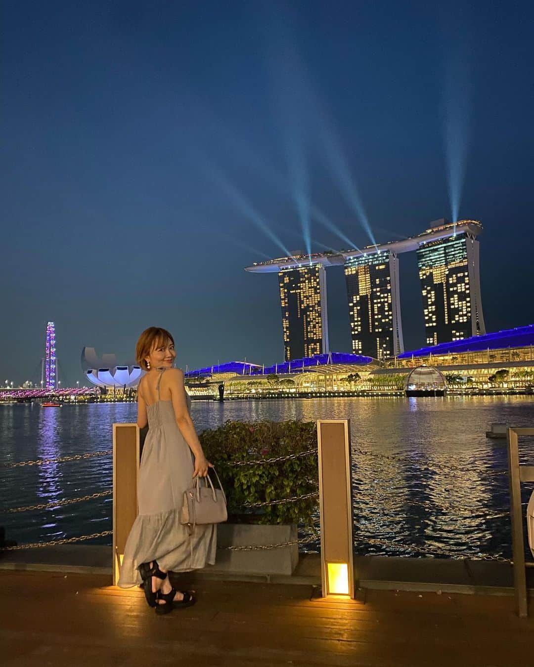 Roseさんのインスタグラム写真 - (RoseInstagram)「✨⚓️✨  MARINA BAY SANDS  夕日から夜景に変わる景色が とっても綺麗だった🌙✨  #marinabaysands #sunset #singapore  #マリーナベイサンズ #シンガポール  #海外生活 #夕日 #夜景」10月16日 22時36分 - rose_ro_tan