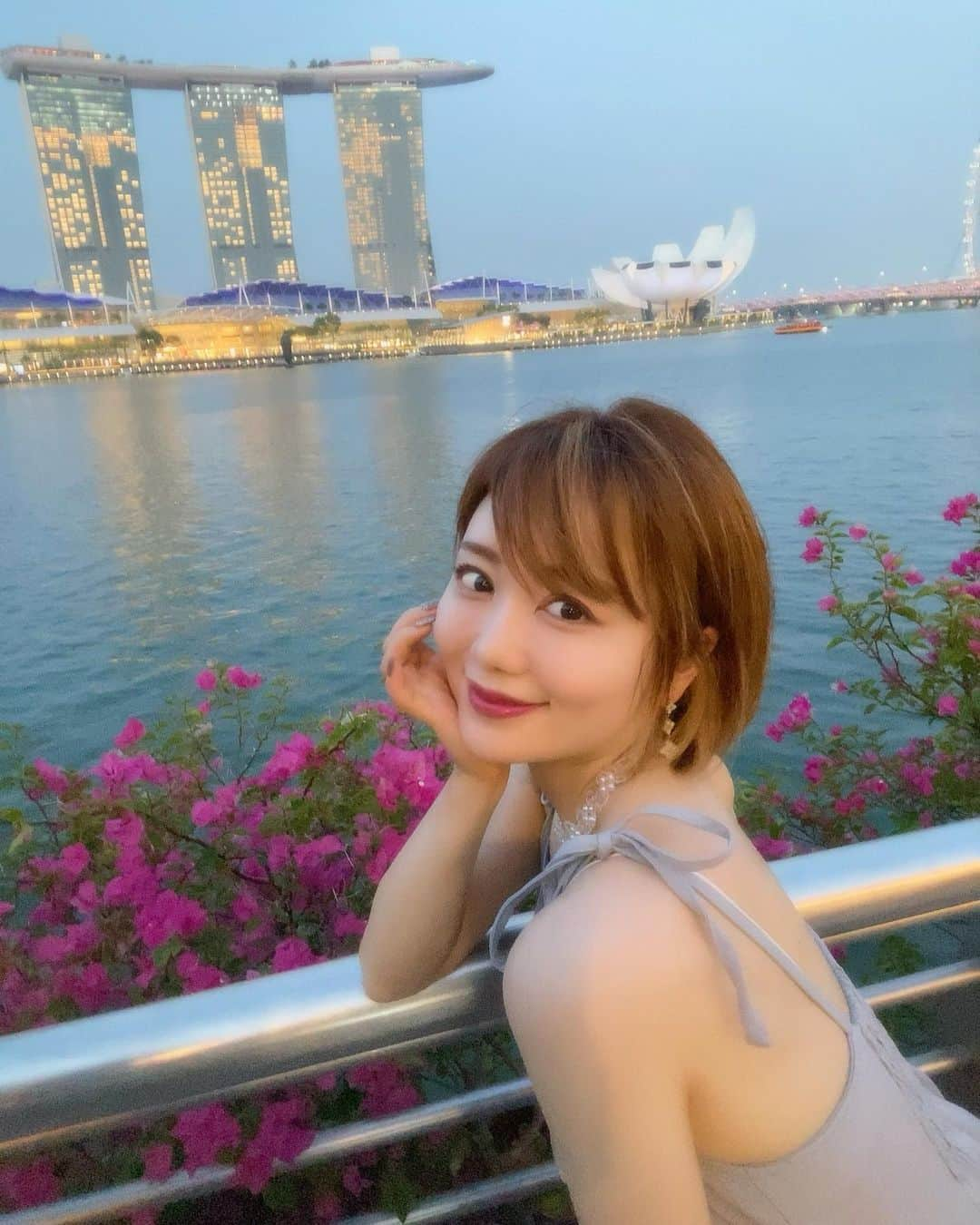 Roseさんのインスタグラム写真 - (RoseInstagram)「✨⚓️✨  MARINA BAY SANDS  夕日から夜景に変わる景色が とっても綺麗だった🌙✨  #marinabaysands #sunset #singapore  #マリーナベイサンズ #シンガポール  #海外生活 #夕日 #夜景」10月16日 22時36分 - rose_ro_tan