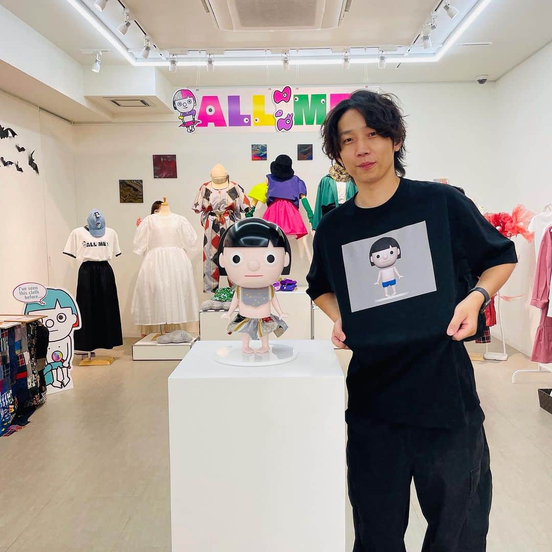 中村涼子のインスタグラム：「搬入から２週間 終わってもはや１週間  振り返りはまだ続く…  ーーーーーーーーーーーーーー １０月３日〜８日 中村涼子個展『ALL ME！』より  今回スタッフとして個展の様々を手伝ってくださった皆様  私以外は 初対面同士の仲だったのですが、めちゃくちゃみんな仲良くなって いい人しかいない と口々にみんなが言い合っていて まじで みんながみんなに対して いい人だらけって 私に言ってくれていて、 これ本人に伝えたろ〜 とニヤニヤしている日々でした  お客様も、 あの方にお礼を 遊んでくれてありがとうとお伝えください と私に言ってくださり、 とても嬉しい日々でした。(伝えました)  キッズスペースを見ていてくれたみなさんは、女芸人さんや元女芸人さんたちで 自身も子供がいたり、普段シッターさんや学童で働いていたりと 尊敬しかない皆さんです。  あ、あのときのあの人は、この方だ！ とインスタのアカウント是非飛んでみてくださいませ✈️ マルチな皆様です。見てるだけで面白いです。  本当にありがとうございました🏡  ７日間まるまる受付、会計、全ての細々までやってくれ、一緒に感動を共有してくれ続けたハマ @hamasaki_hiroki_   子育て中に自ら保育士資格を取得し、現在保育士としても働く、元芸人で現プロ雀士！年々若返り続ける小さき最強二児の母・あいみちゃん @aimi_pichan   個展近いけど大丈夫ですか？と連絡をくれ、土日も娘ちゃんちゃんちゃんを連れてきて、手伝いに来てくれた美し面白すぎる・ハルカラきょんちゃん @izumikyou   現在マキオカリー駒沢店にて店長としても働く！(激うまカレー) 芸人であり、一児の母であるロリィタ族さん Twitterアカウント@owarairenraku  今回、作品もこの個展のために作ってくれ、最近コンビも組んでアートもコントも漫才も！楽しすぎるはなちゃん @kinebuchihana   とにかく明るい！子供がみんなこの子を好きになる！同じ高校の同志の美人・きったん @kittan117   結果、全日程来てくれて、ずっと楽しいと楽しみ続けてくれる上、スーパーアシストかましてくれて、ＭＣまでしてくれた、若き社長兼芸人さん、ショウガールズのリーダーのんちゃん @sg_nonamichi   めちゃくちゃお世話になりました！ 個展の前には、クッションたちの綿詰め一緒にしてくださり、 当日では、告知も毎日、個展を楽しんでくれて、本当に一緒に個展を作ってくれたショウガールズの皆様 @showgirls_8   搬入・搬出来れる時間全て駆けつけてくれた、年末の舞台、楽しみ・U輔 @yuusukehatakeyama   いつも素敵な写真を本当にありがとう！カメラマン・水倉ちゃん @mizukurakozue   そして見に来たのに、お手を貸してくださった皆様も本当にありがとうございました！  そしてここに写っていませんが、前半手伝ってくれていたミヤタさん。 ありがとうございました！  また皆様どうか宜しくお願い致します🙋‍♀️  #中村涼子個展 #ALLME」
